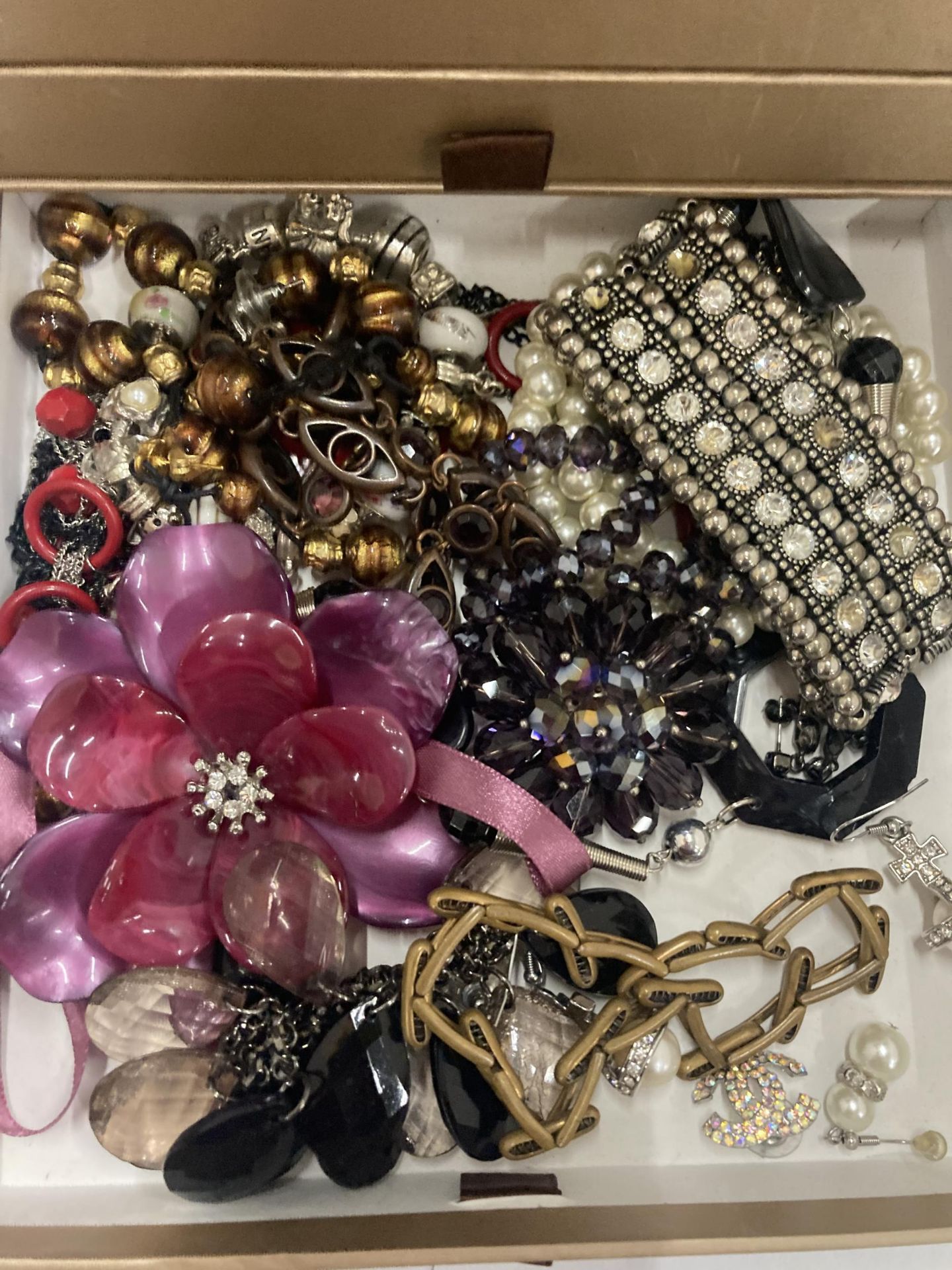 A QUANTITY OF COSTUME JEWELLERY TO INCLUDE NECKLACES, ETC - Image 3 of 4
