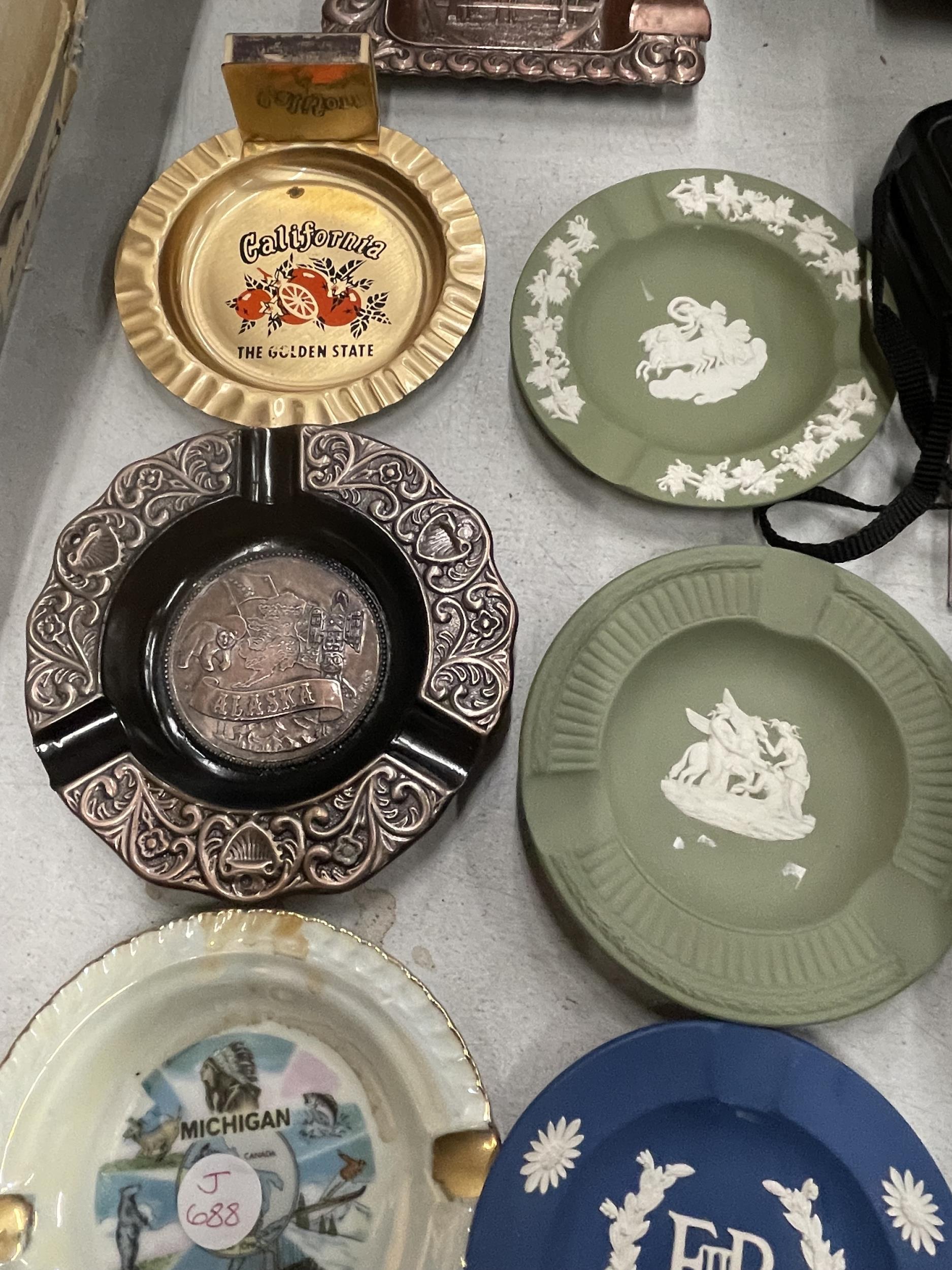 A QUANTITY OF VINTAGE ASHTRAYS TO INCLUDE WEDGWOOD JASPERWARE AND A WILL'S GOLD FLAKE - Image 3 of 4