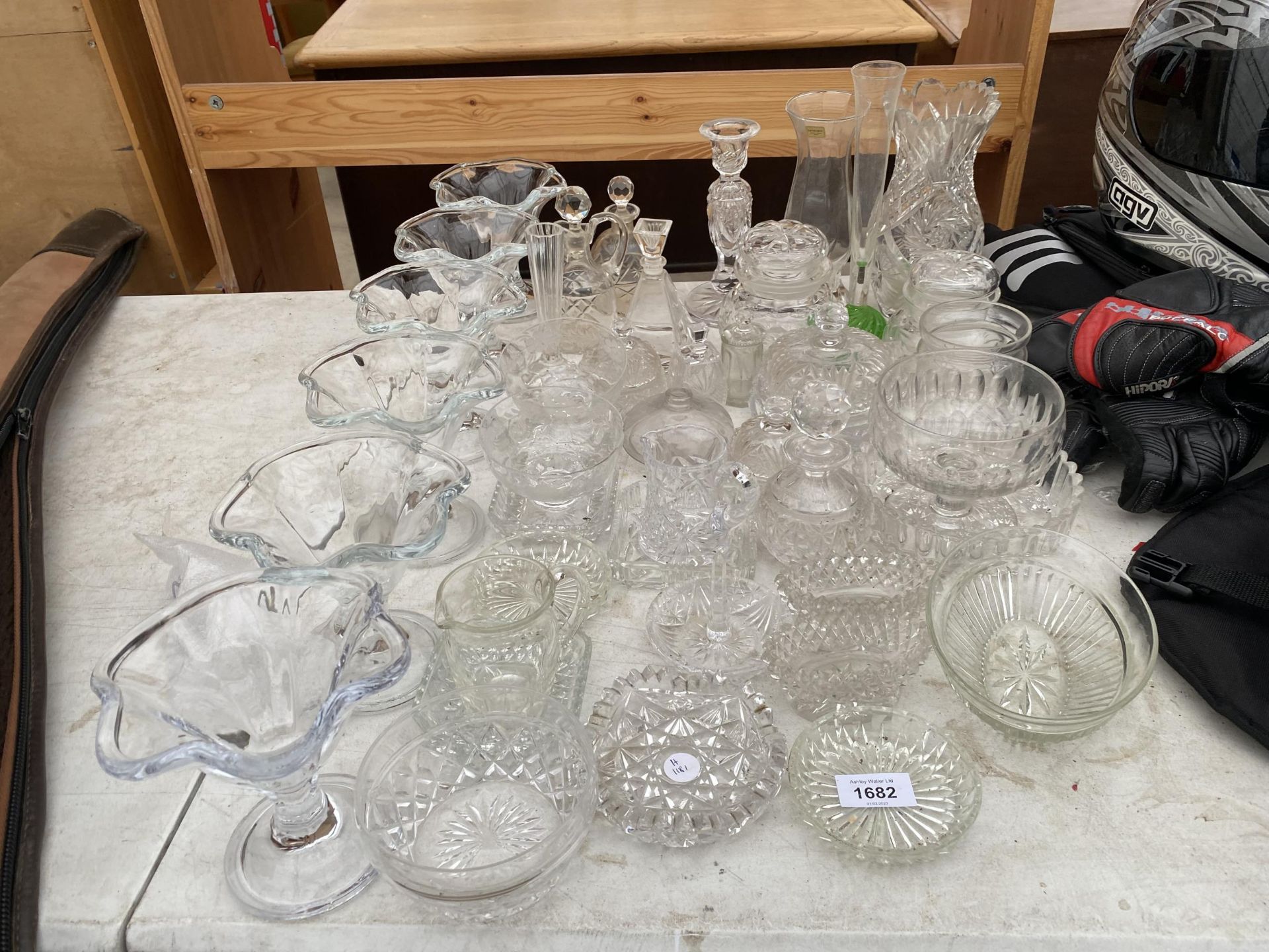 AN ASSORTMENT OF GLASS WARE TO INCLUDE VASES AND DESSERT BOWLS ETC