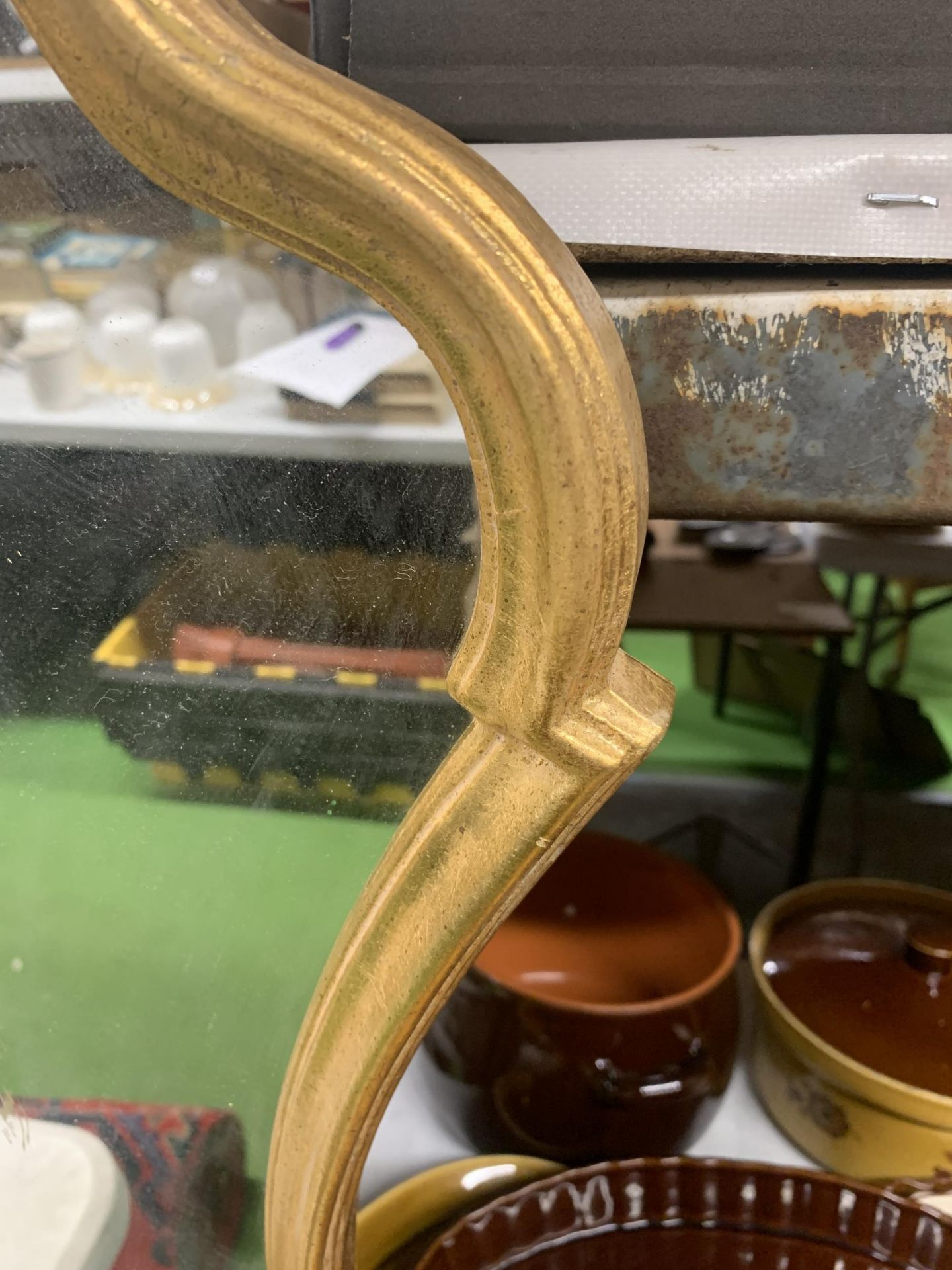 A VINTAGE STYLE SHIELD SHAPED MIRROR WITH GILT FRAME - Image 2 of 2