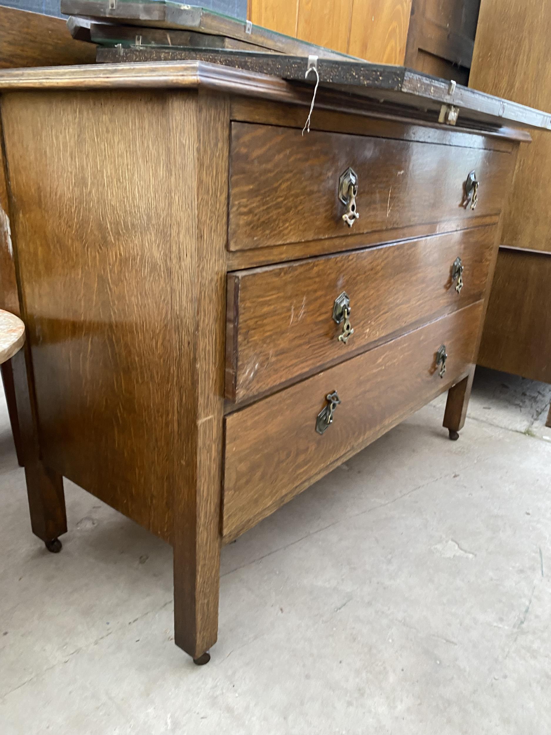 AN EARLY 20TH CENTURY OAK THREE PIECE BEDROOM SUITE COMPRISING CHEST OF FOUR DRAWERS, MIRROR-DOOR - Image 5 of 7
