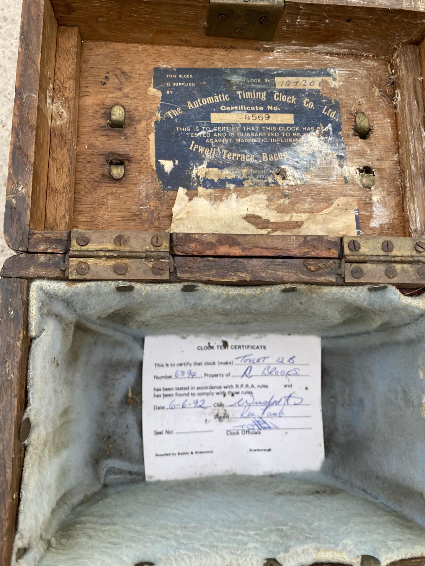 A WOODEN CASED AUTOMATIC PIGEON TIMING CLOCK - Image 3 of 4