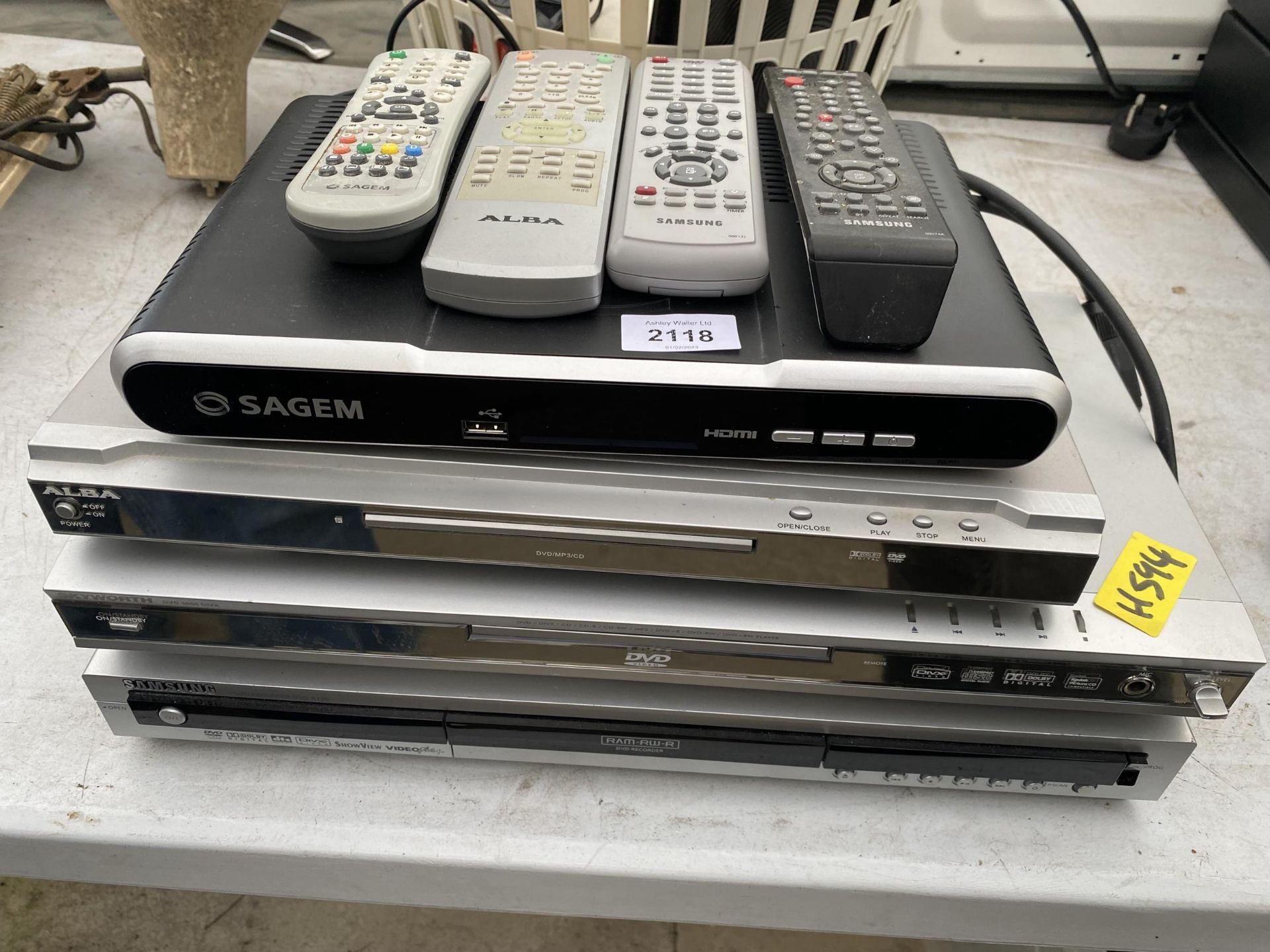 AN ASSORTMENT OF DVD PLAYERS TO INCLUDE AN ALBA AND A SAMSUNG ETC