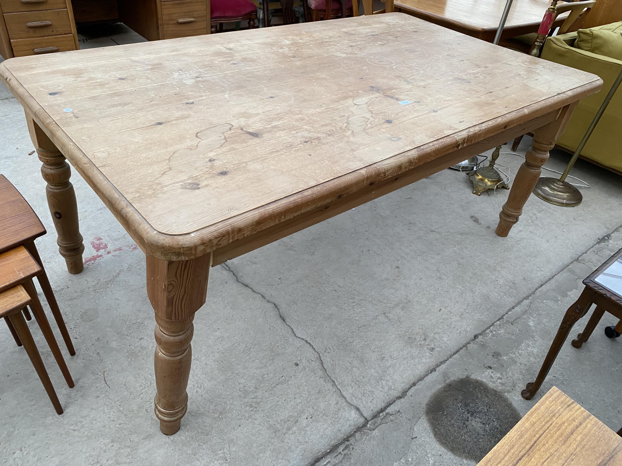 A VICTORIAN STYLE PINE KITCHEN TABLE ON TURNED LEGS, 72X41"