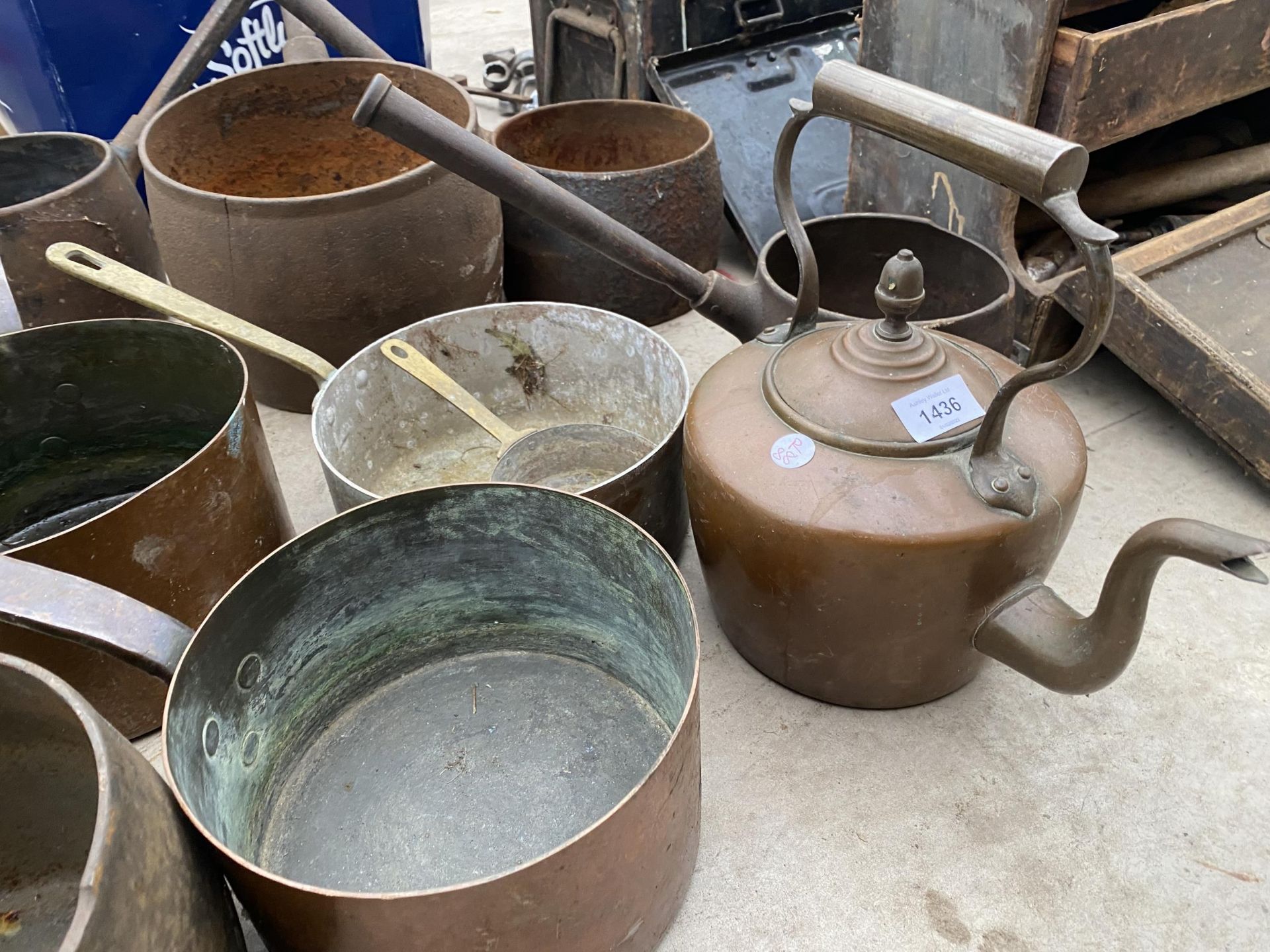 A LARGE ASSORTMENT OF CAST IRON AND COPPER PANS TO ALSO INCLUDE A COPPER KETTLE - Image 3 of 4