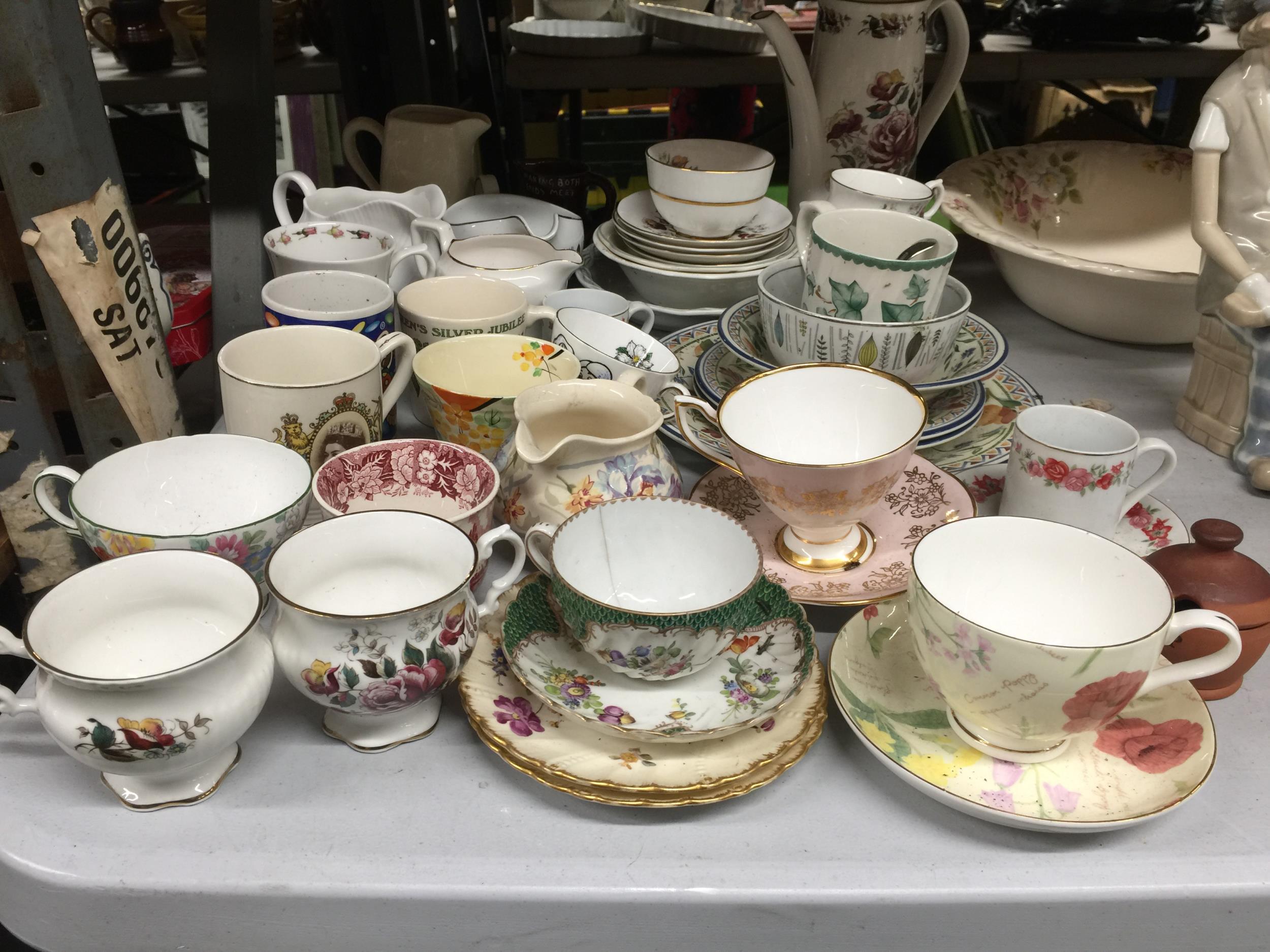 A LARGE QUANTITY OF CERAMICS TO INCLUDE CUPS, SAUCERS, MILK JUGS, COFFEEPOT, SUGAR BOWLS ETC., - Bild 3 aus 6