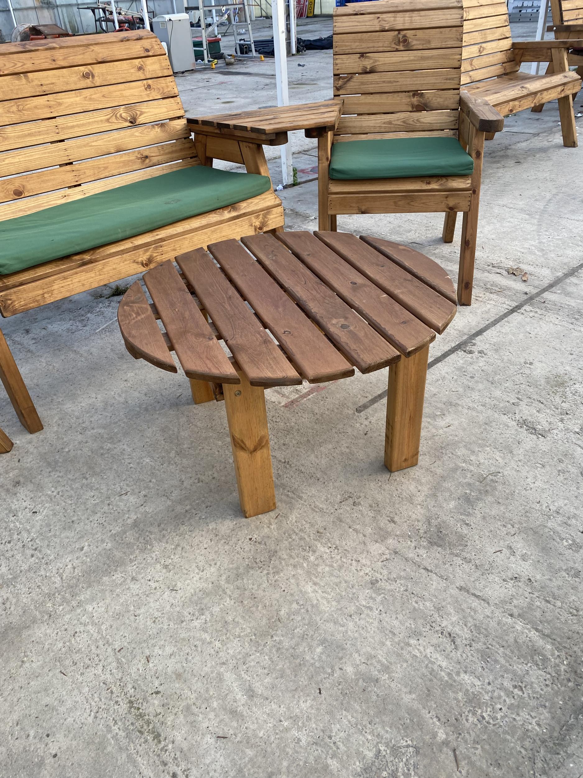 AN AS NEW EX DISPLAY CHARLES TAYLOR PATIO SET COMPRISING OF A BENCH, TWO CHAIRS, A ROUND COFFEE - Bild 4 aus 5
