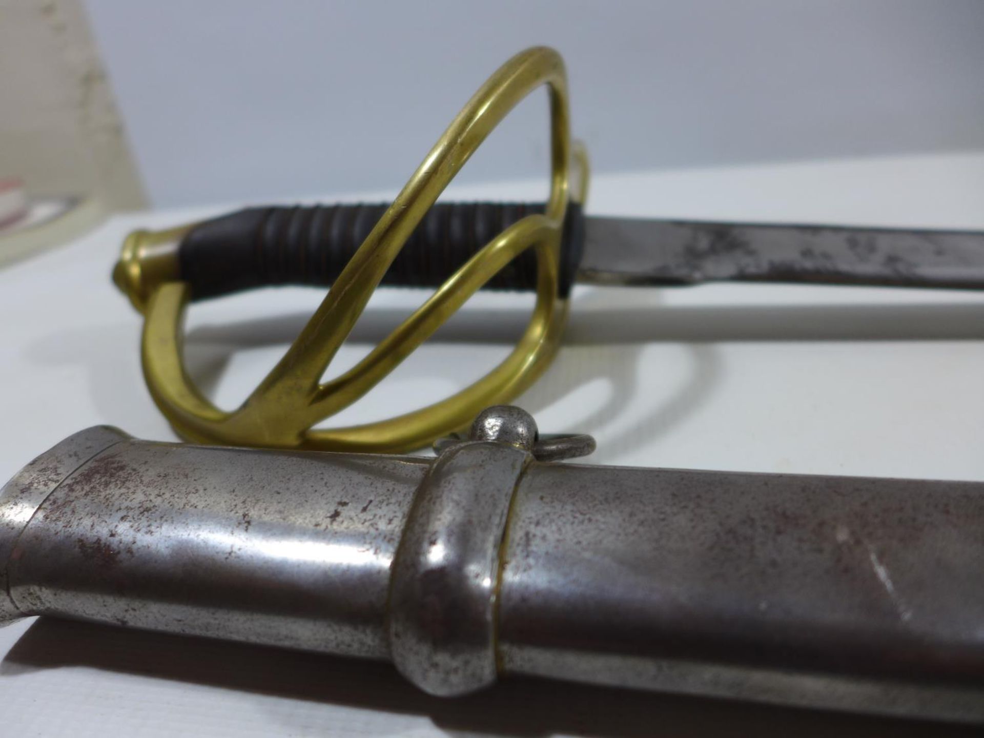 A CAVALRY SWORD AND SCABBARD OF UNKNOWN AGE, 87CM BLADE, PIERCED BRASS GUARD - Image 2 of 6