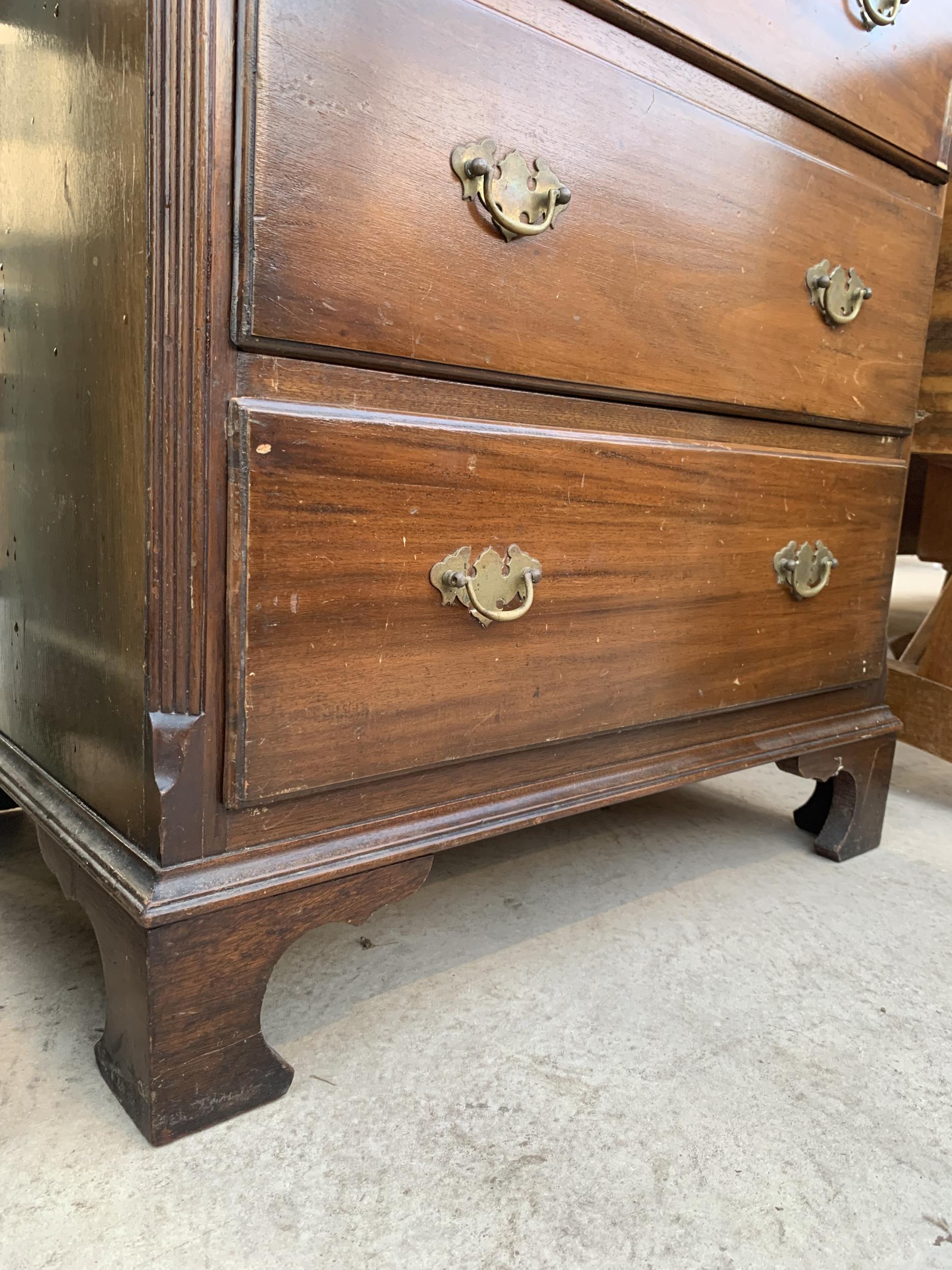 A MID 20TH CENTURY MAHOGANY CHEST OF FOUR DRAWERS, 25" WIDE - Image 3 of 3