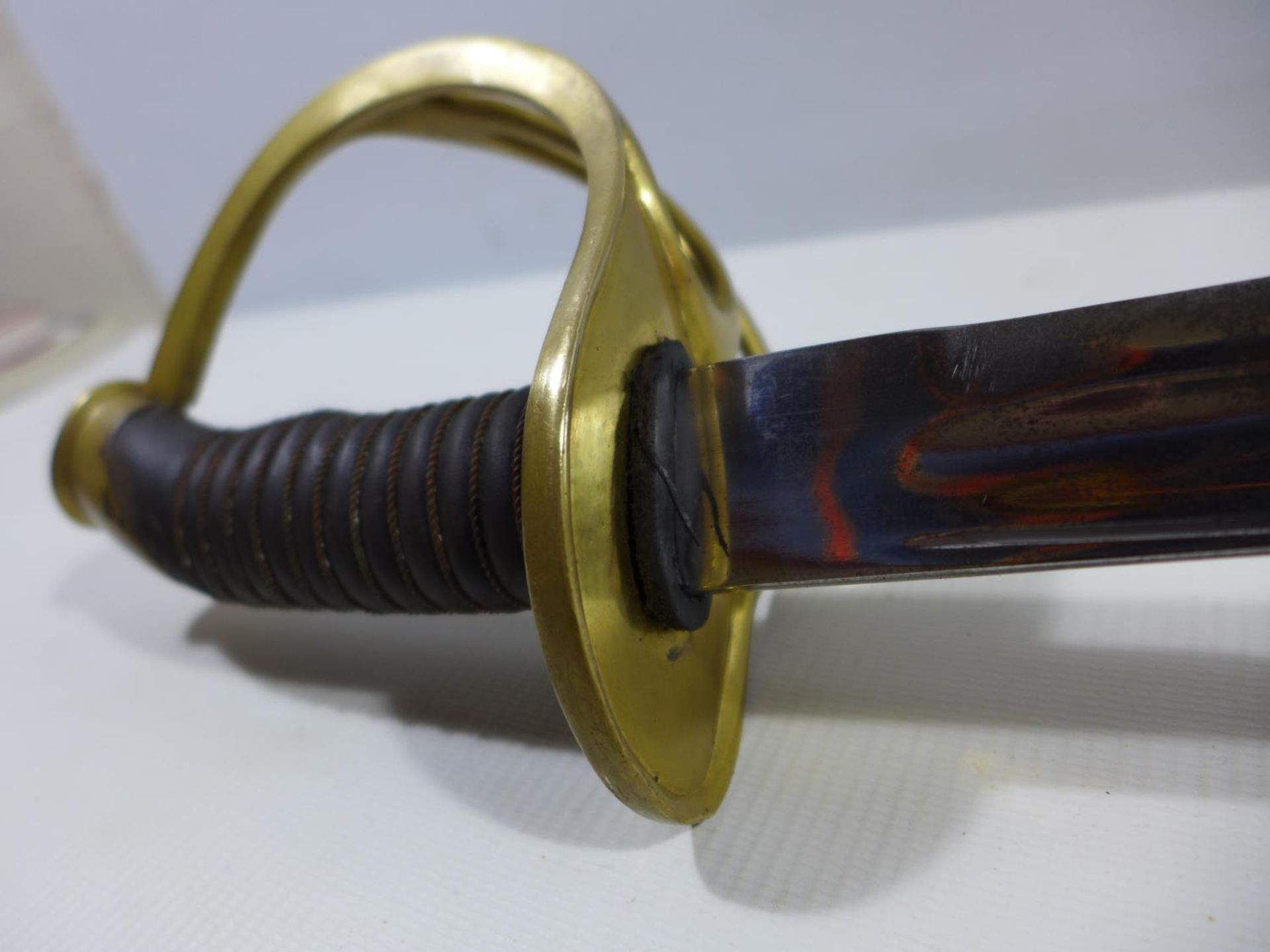 A CAVALRY SWORD AND SCABBARD OF UNKNOWN AGE, 87CM BLADE, PIERCED BRASS GUARD - Image 4 of 6