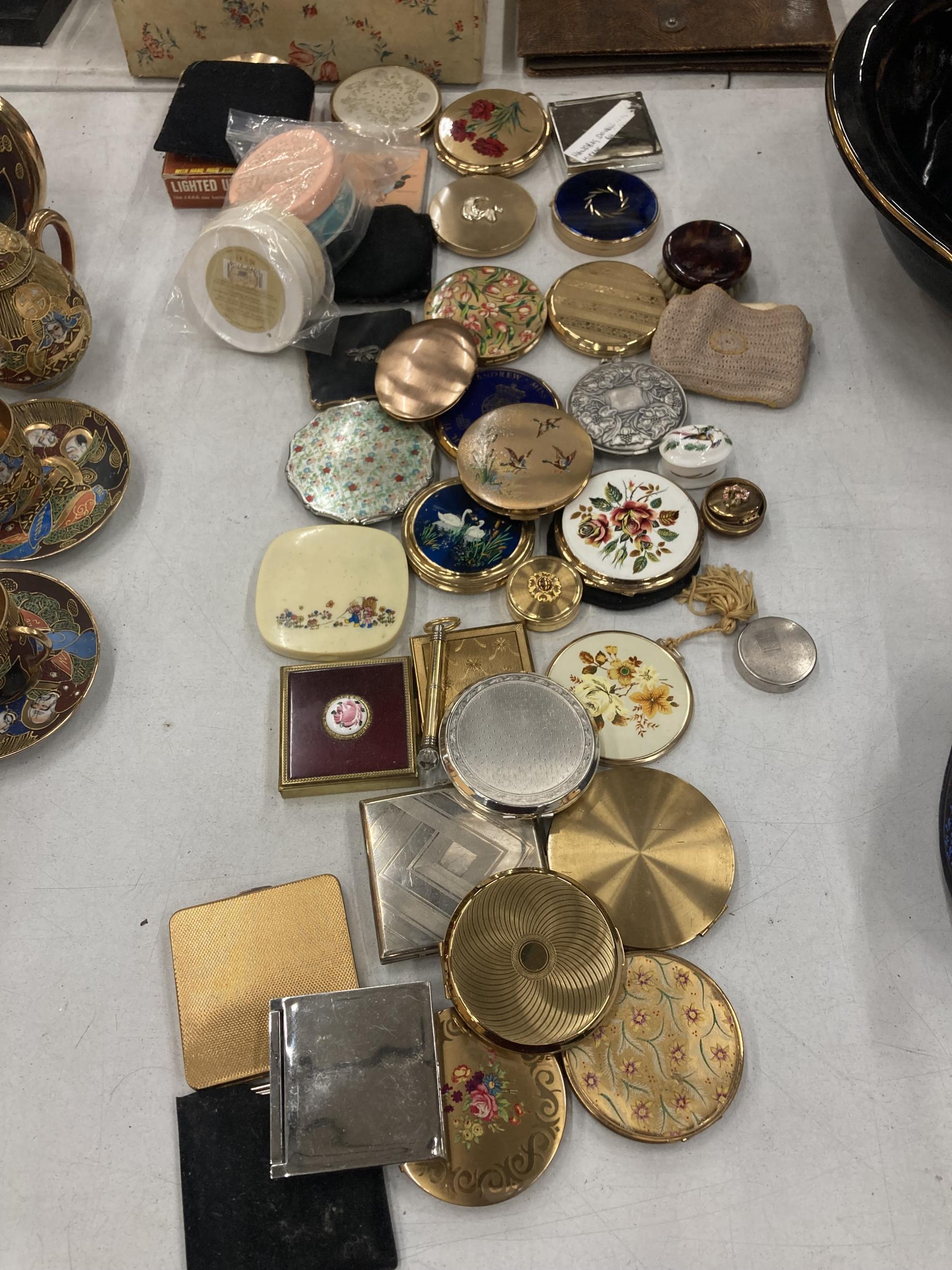 A LARGE QUANTITY OF COMPACTS TO INCLUDE STRATTON, MANY WITH DECORATION TO THE TOP
