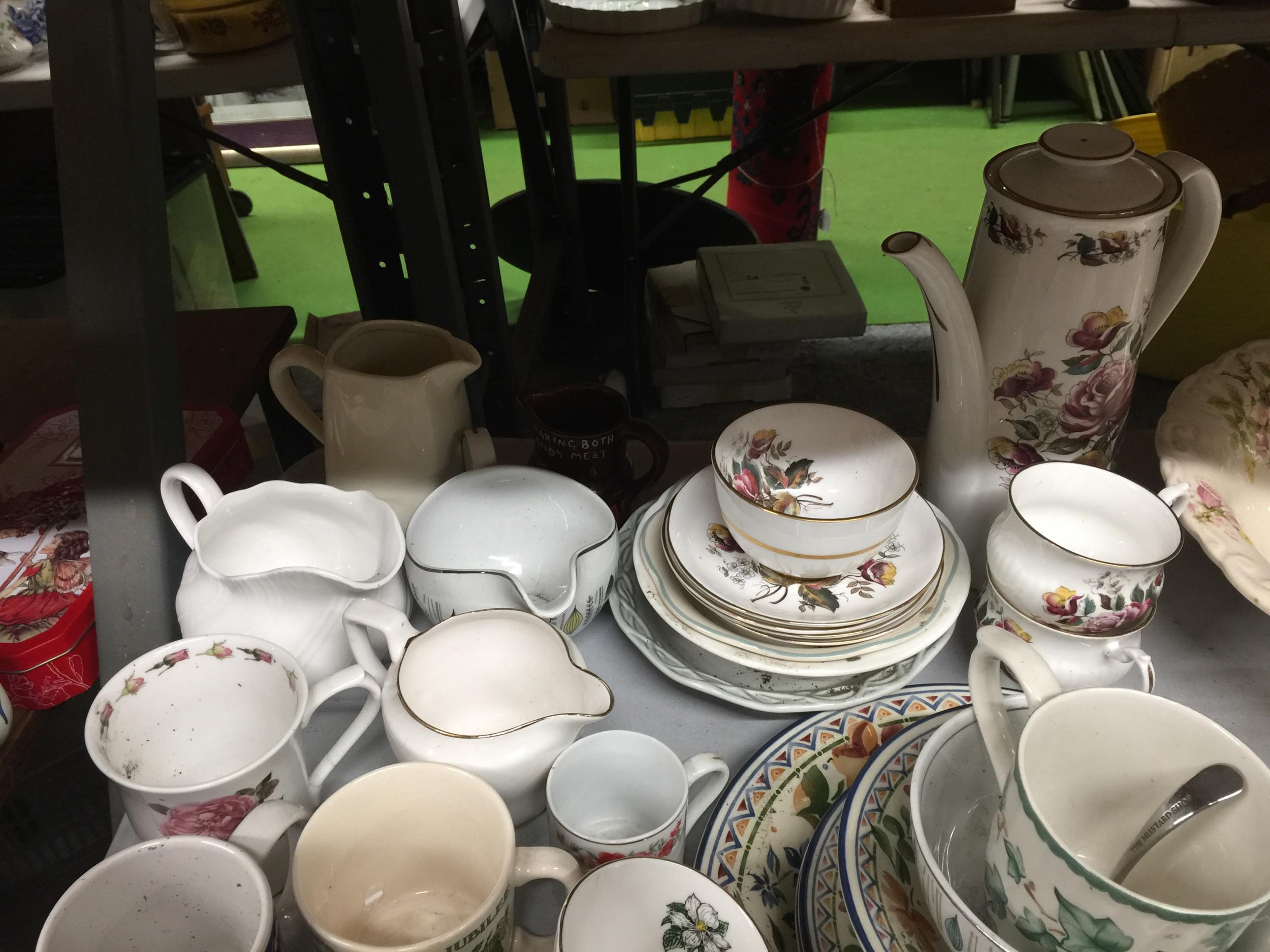 A LARGE QUANTITY OF CERAMICS TO INCLUDE CUPS, SAUCERS, MILK JUGS, COFFEEPOT, SUGAR BOWLS ETC., - Image 2 of 6