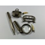 A MIXED LOT OF ITEMS TO INCLUDE SILVER BELT BUCKLE, MAGNIFYING GLASS ETC