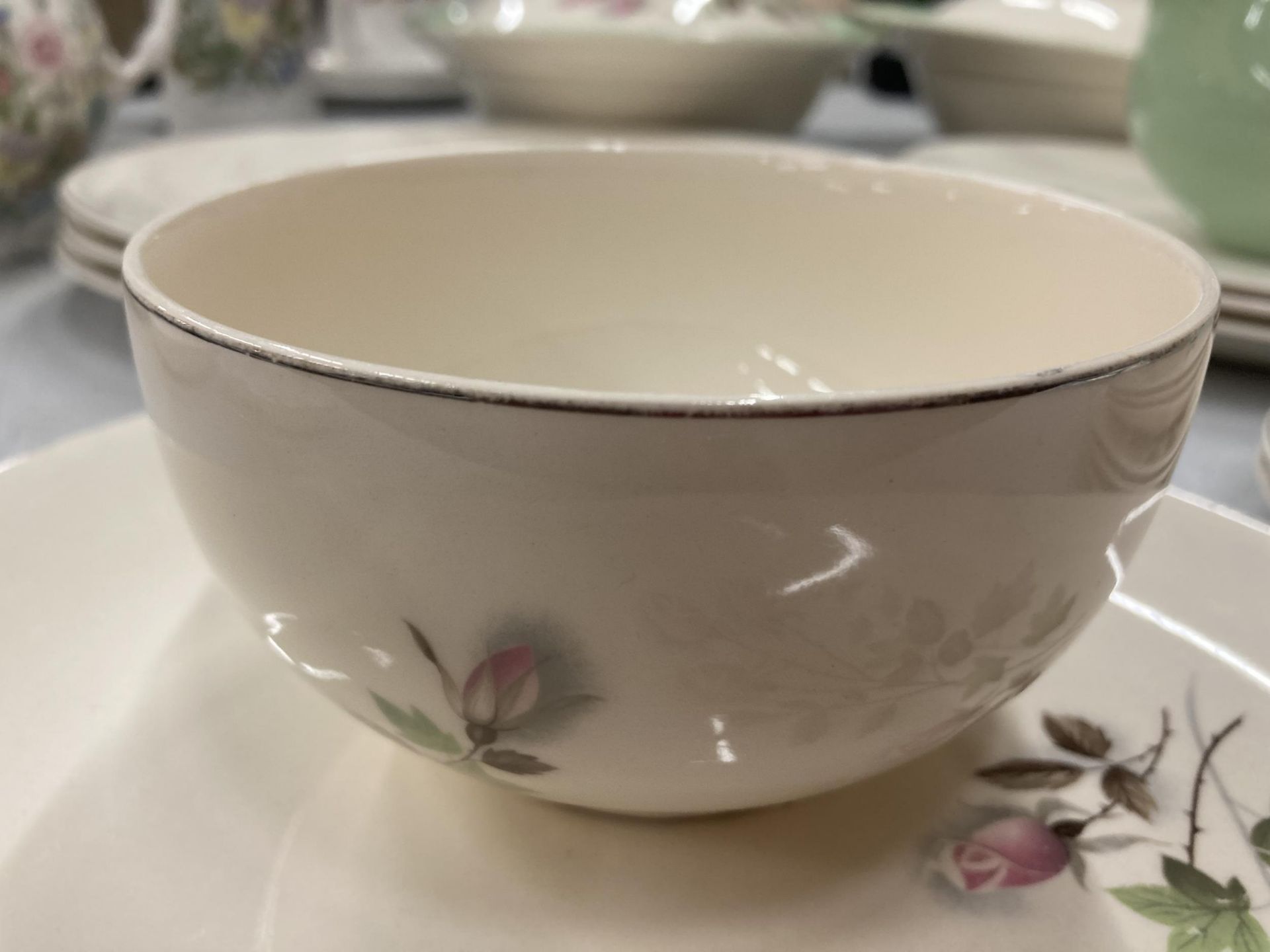 A QUANTITY OF VINTAGE JOHNSON BROS DINNER WARE TO INCLUDE SERVING TUREENS, PLATES, A SAUCE BOAT - Image 5 of 6