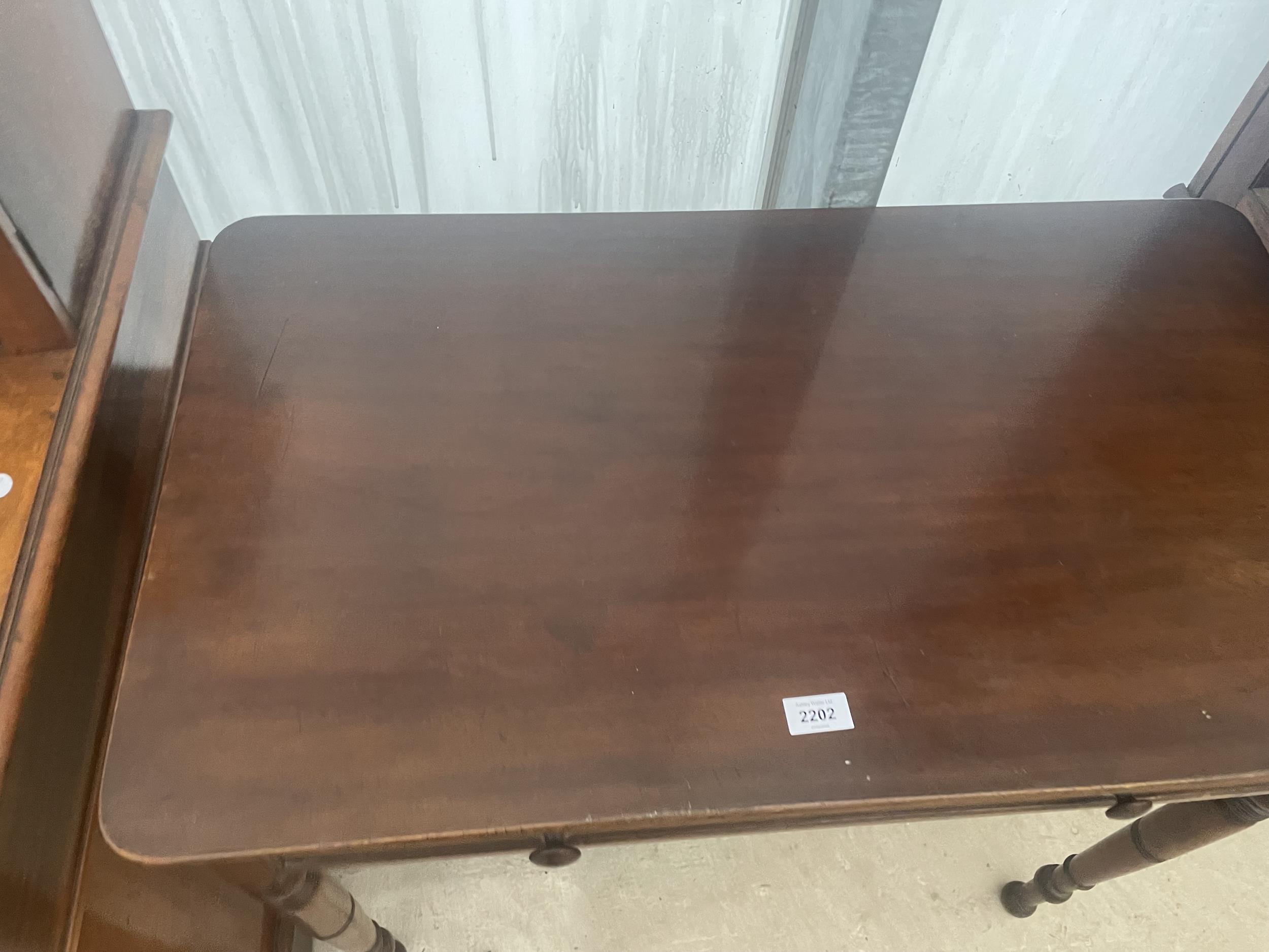 A 19TH CENTURY MAHOGANY SIDE TABLE WITH SINGLE DRAWER, ON TURNED LEGGS, 33.5" WIDE - Image 2 of 4