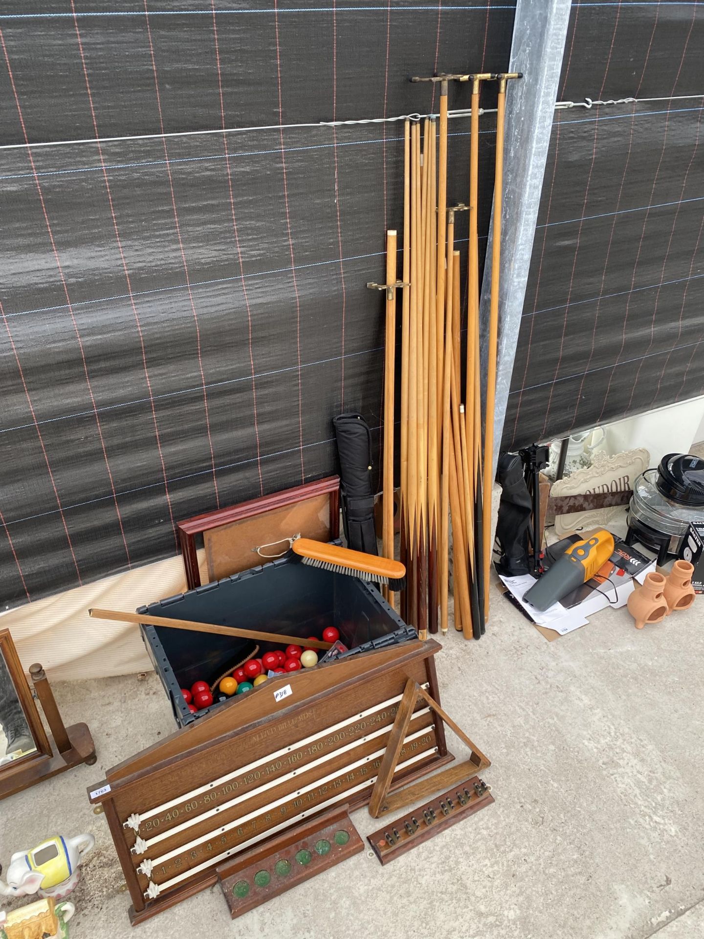 A LARGE ASSORTMENT OF SNOOKER EQUIPMENT TO INCLUDE BALLS, CUES AND A SCORE BOARD ETC