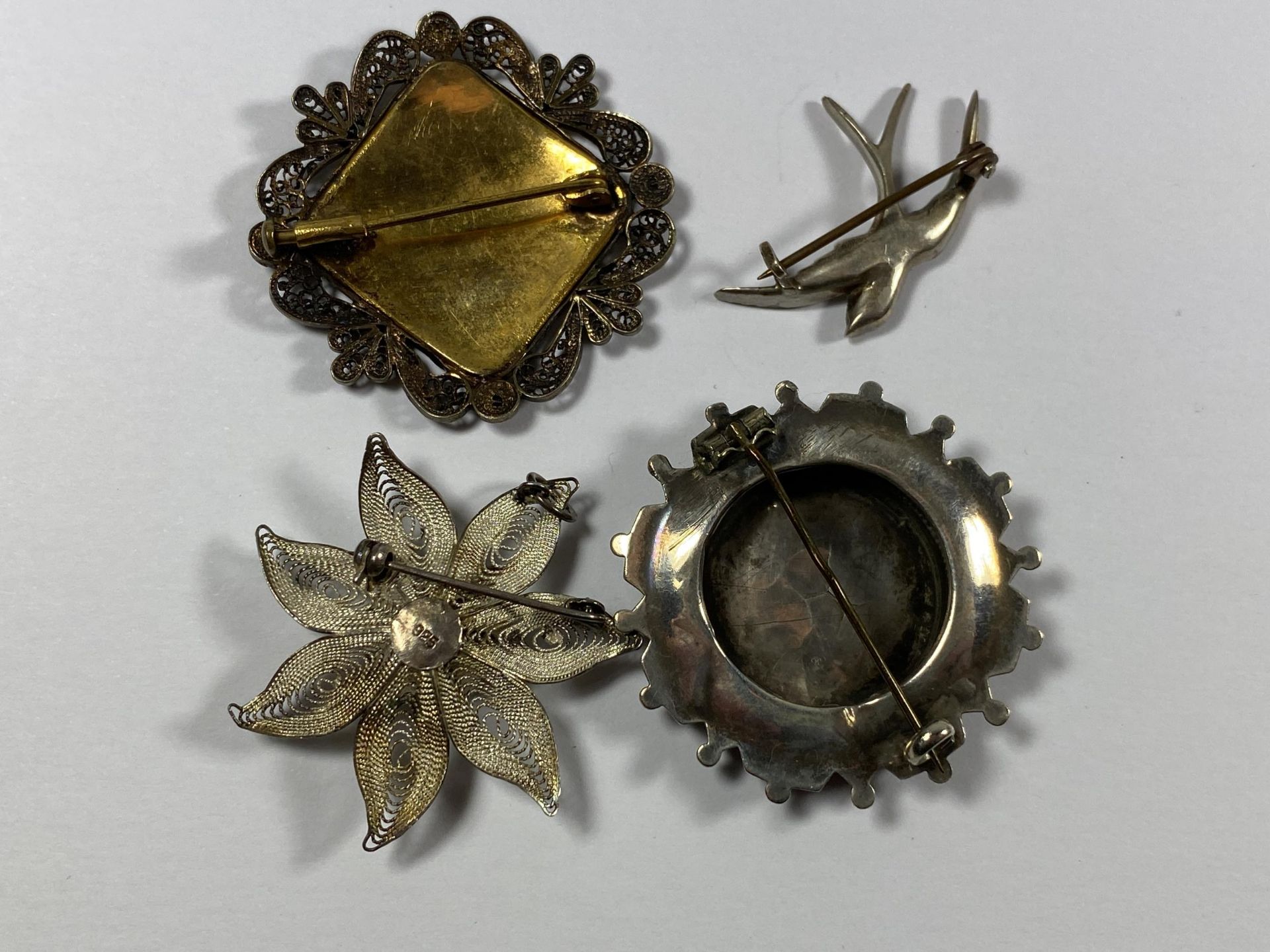 A COLLECTION OF FOUR VINTAGE SILVER BROOCHES TO INCLUDE BIRD EXAMPLE - Image 4 of 4