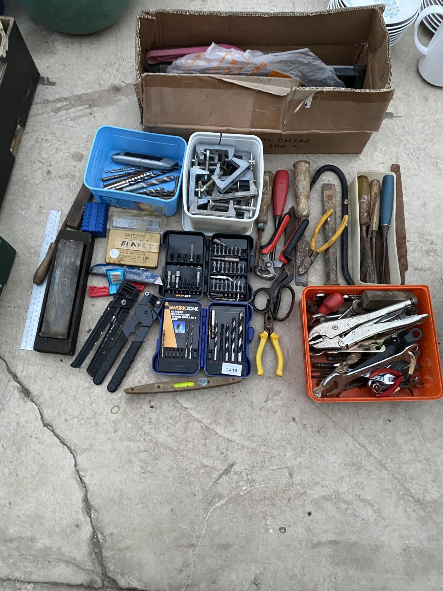 AN ASSORTMENT OF TOOLS TO INCLUDE CLAMPS, PLIERS, SPANNERS AND DRILL BITS ETC