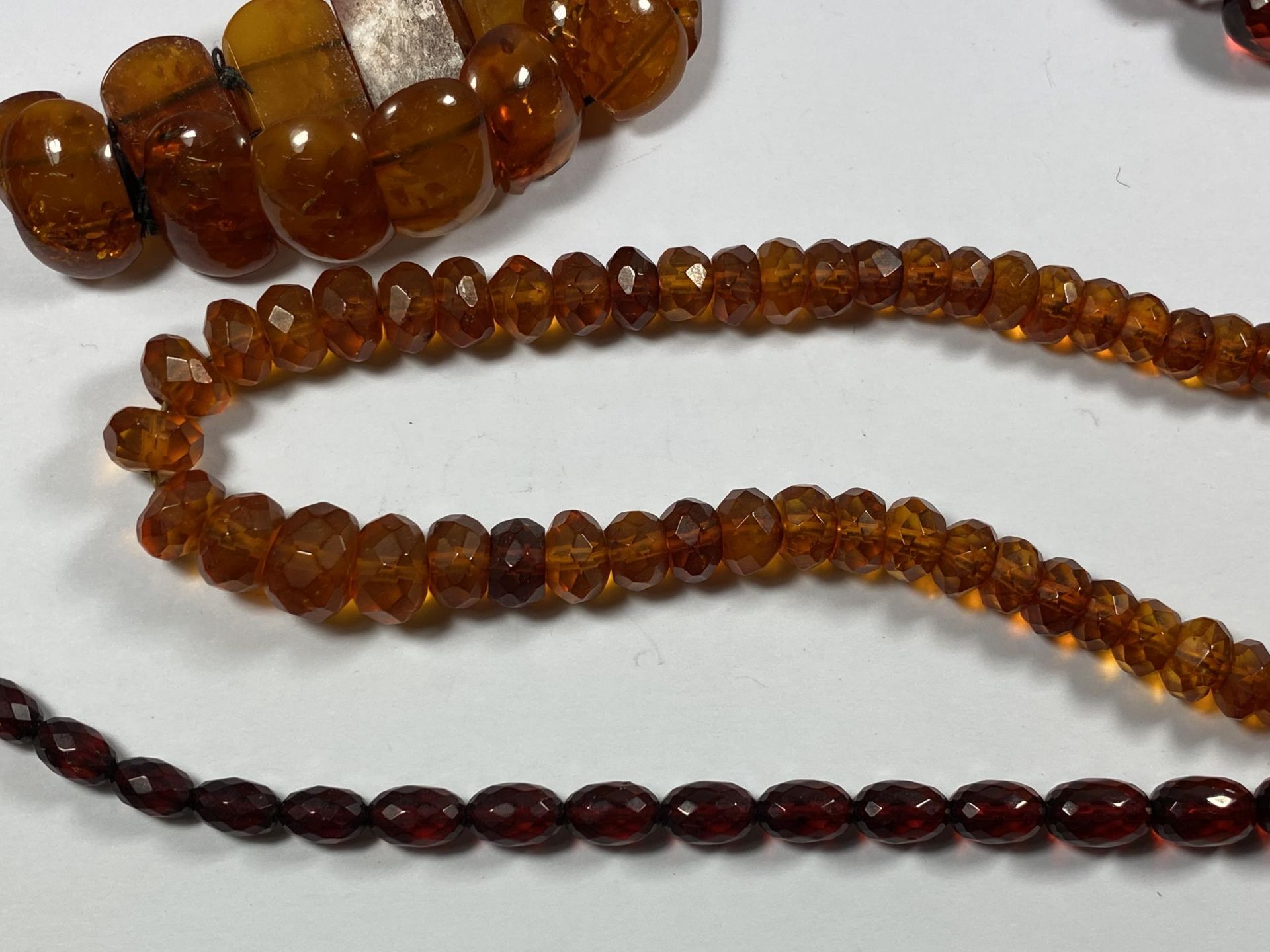 THREE BEADED ITEMS - RED GLASS NECKLACE, AMBER EFFECT BRACELET AND NECKLACE - Image 4 of 5