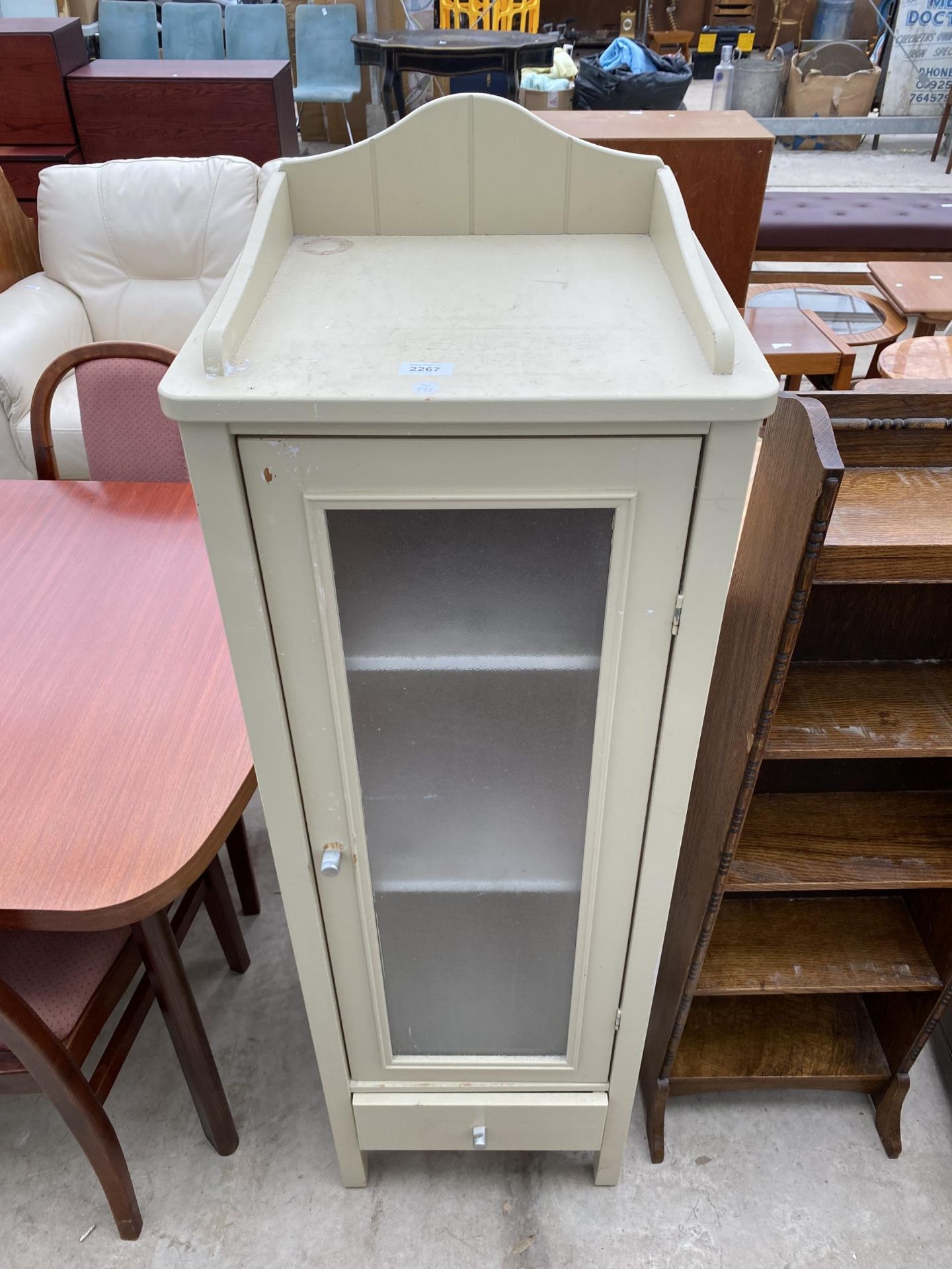 A MODERN GLASS FRONTED PAINTED CABINET WITH GALLERY BACK AND DRAWER TO THE BASE, 17" WIDE