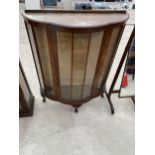 A MID 20TH CENTURY SHINY WALNUT DISPLAY CABINET ON CABRIOLE LEGS, 35" WIDE