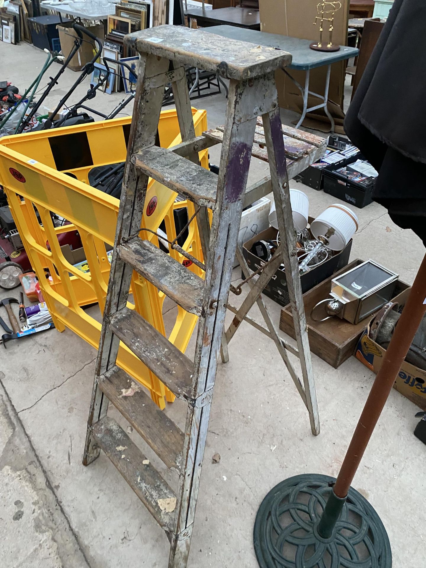 A VINTAGE FIVE RUNG WOODEN STEP LADDER