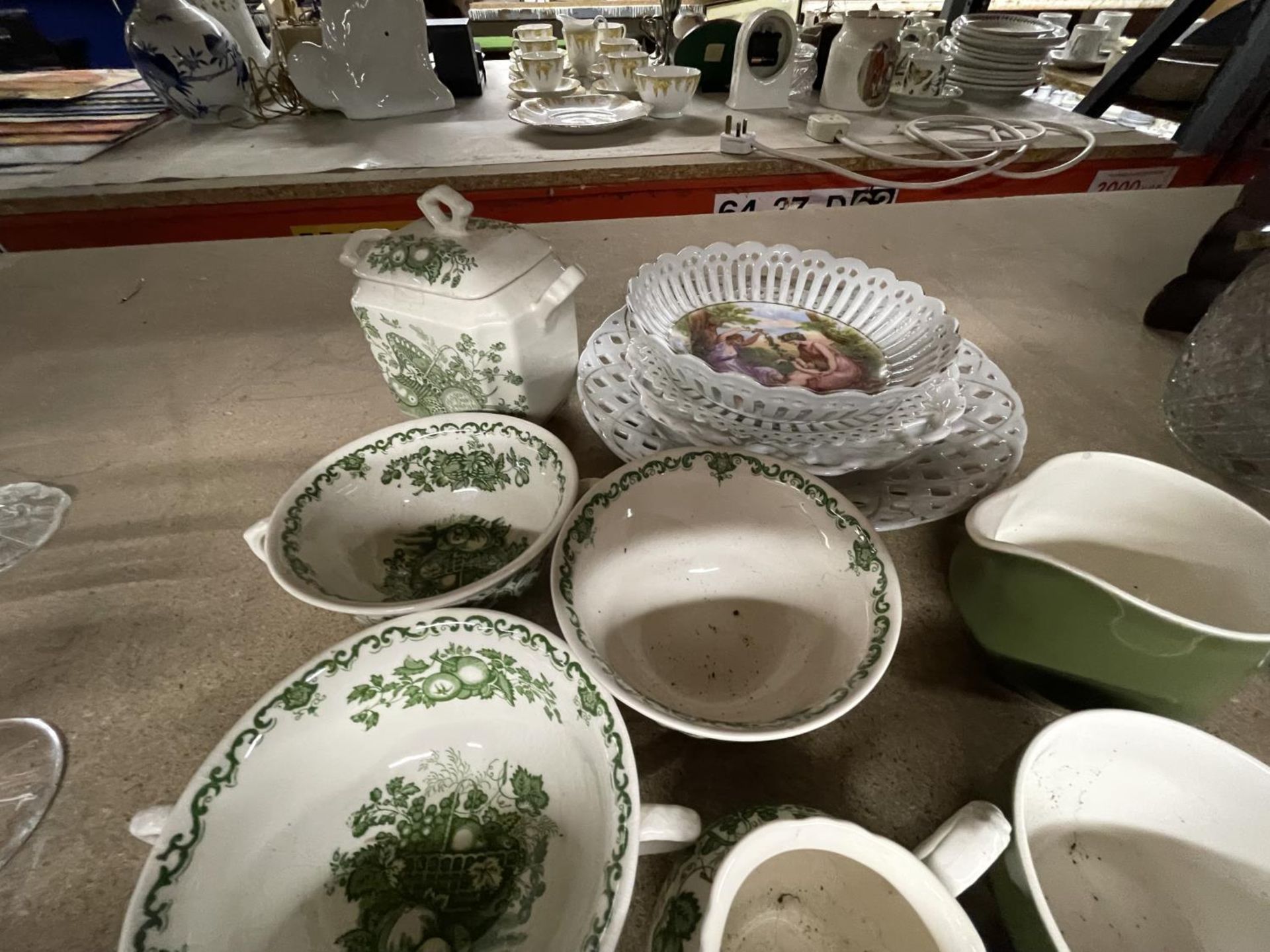 A QUANTITY OF MASON'S FRUIT BASKET TO INCLUDE SOUP COUPES, SUGAR BOWL AND CREAM JUG PLUS CABINET - Image 4 of 4