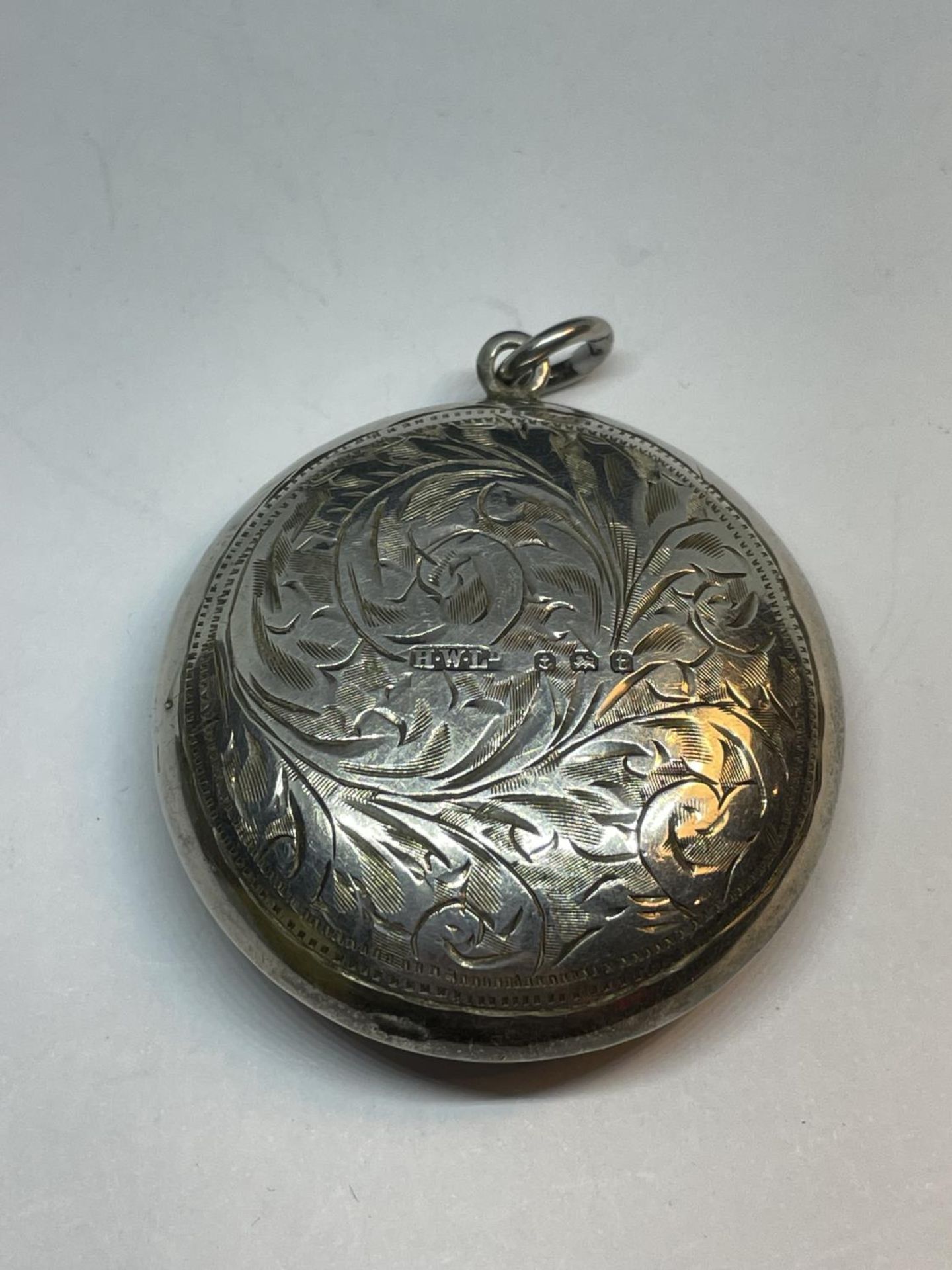 A HALLMATKED BIRMINGHAM SILVER POWDER COMPACT WITH MIRROR - Image 3 of 4