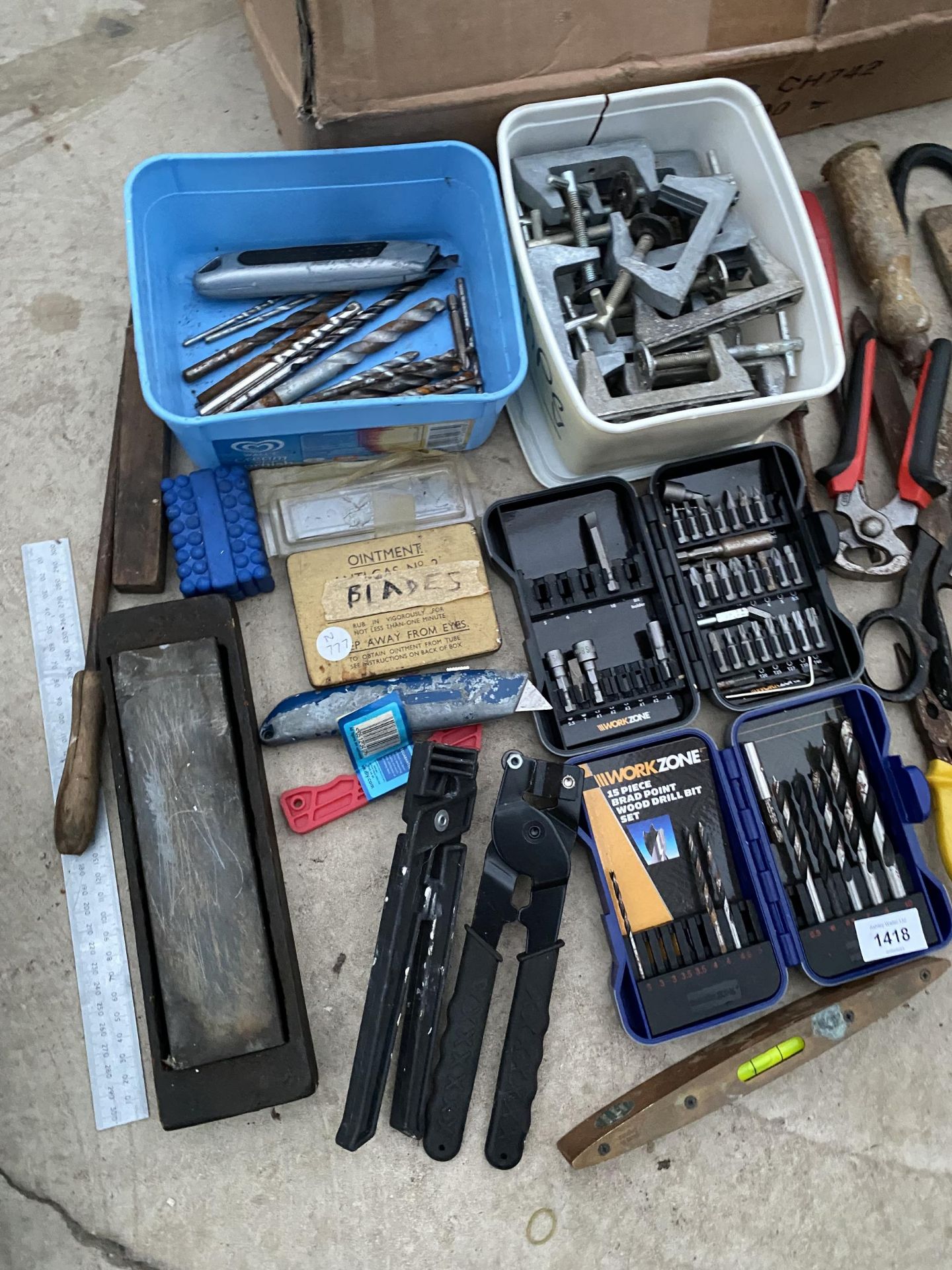 AN ASSORTMENT OF TOOLS TO INCLUDE CLAMPS, PLIERS, SPANNERS AND DRILL BITS ETC - Image 3 of 5