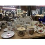 A QUANTITY OF VINTAGE CERAMICS TO INCLUDE ROYAL COMMEMORATIVE MUGS AND CUPS, ROYAL ALBERT 'OLD