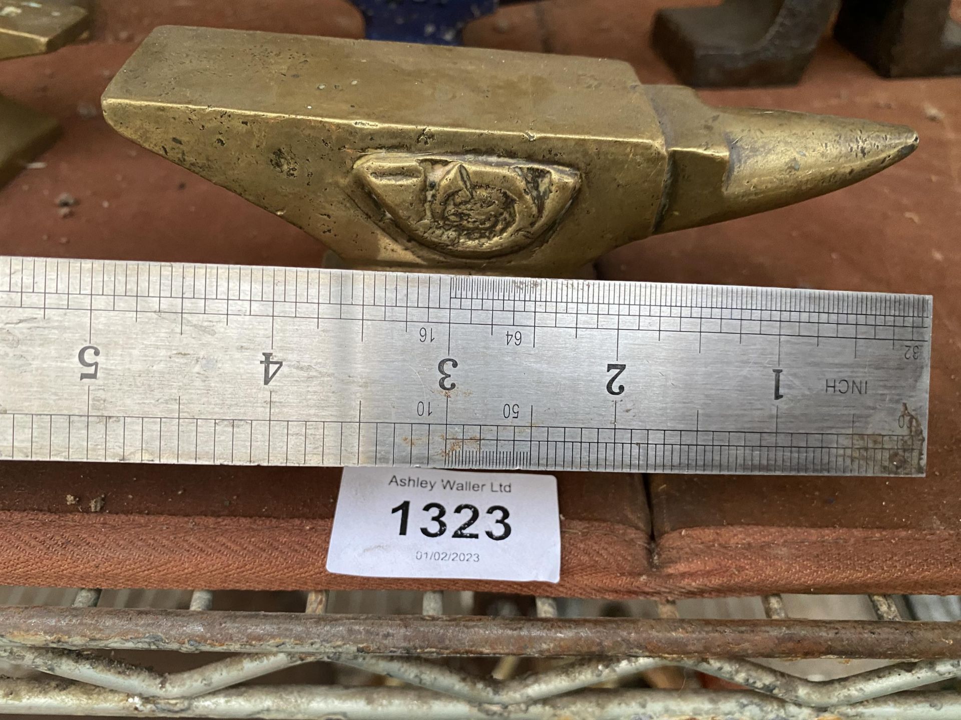 A MINITURE BRASS SAMPL ANVIL - Image 2 of 3