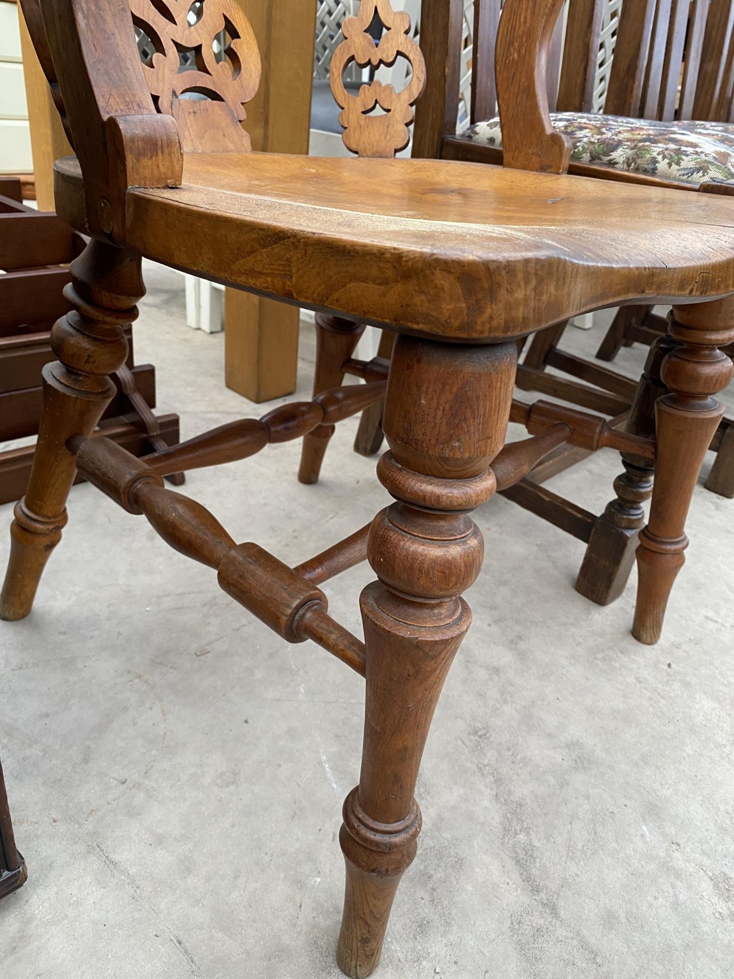 A VICTORIAN ELM AND OAK ELBOW CHAIR WITH SWEPT ARMS AND PIERCED SPLAT BACK - Image 4 of 4