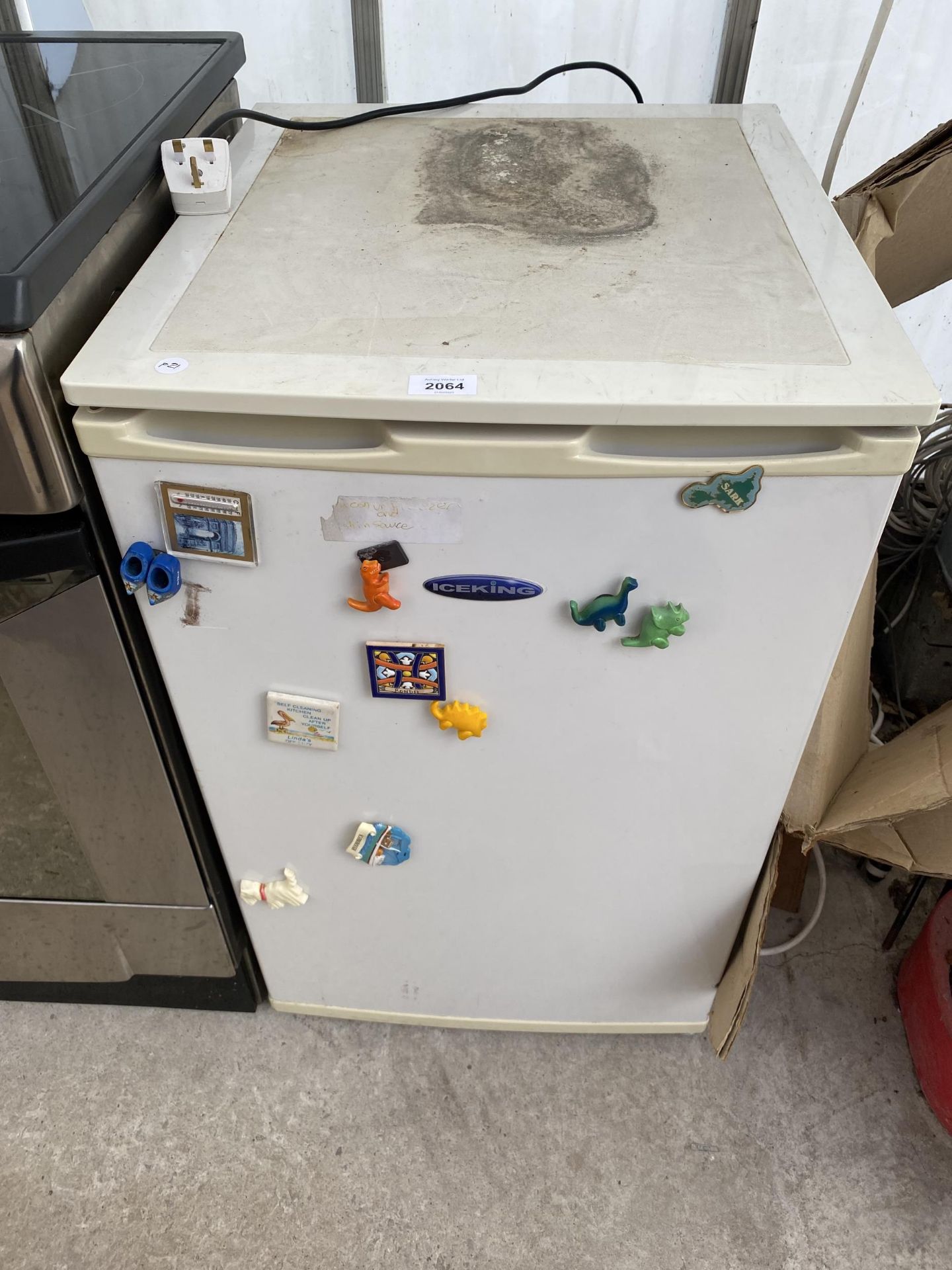 A WHITE ICEKING UNDERCOUNTER FRIDGE