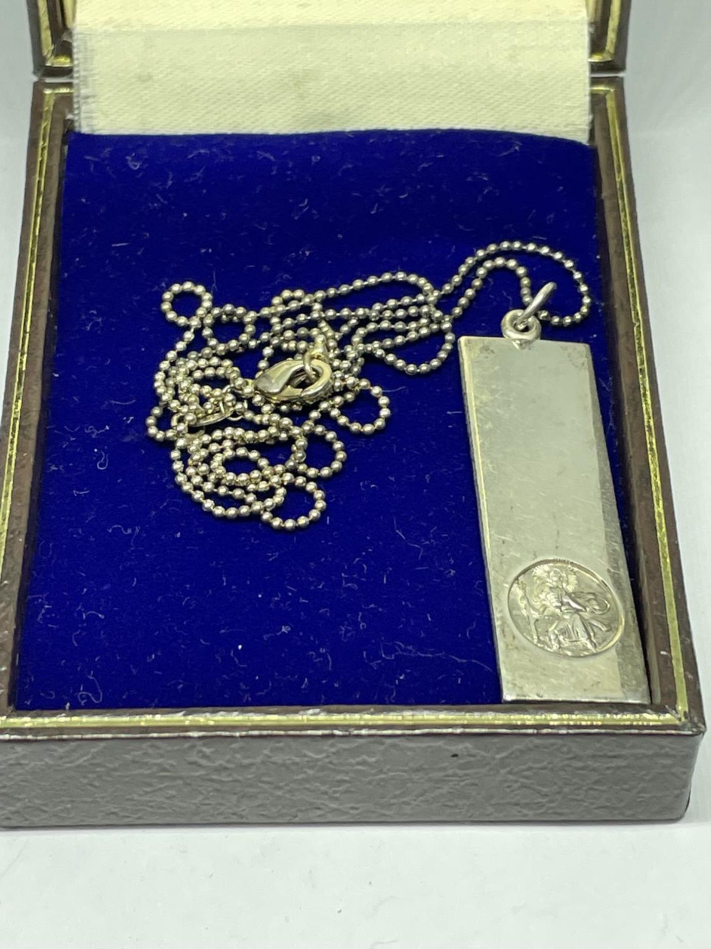 A SILVER NECKLACE WITH INGOT ST CHRISTOPHER PENDANT IN A PRESENTATION BOX (ENGRAVED) - Image 4 of 4