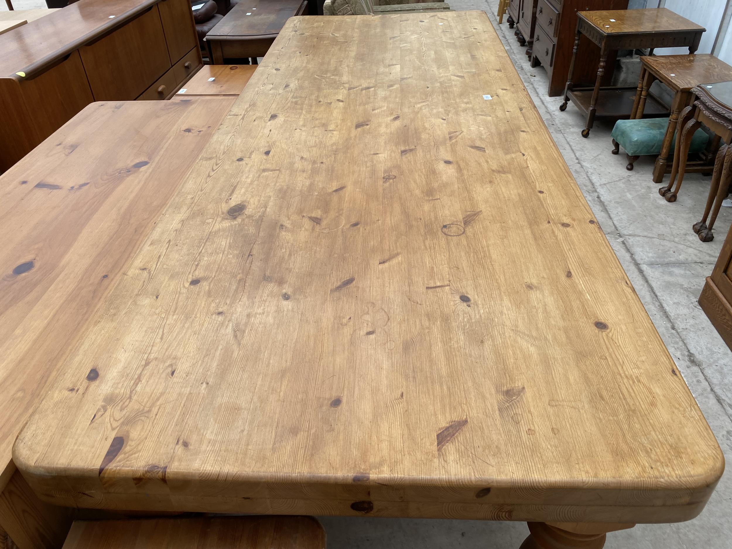 A MODERN PINE KITCHEN TABLE ON TURNED LEGS, 96X36" - Image 3 of 4