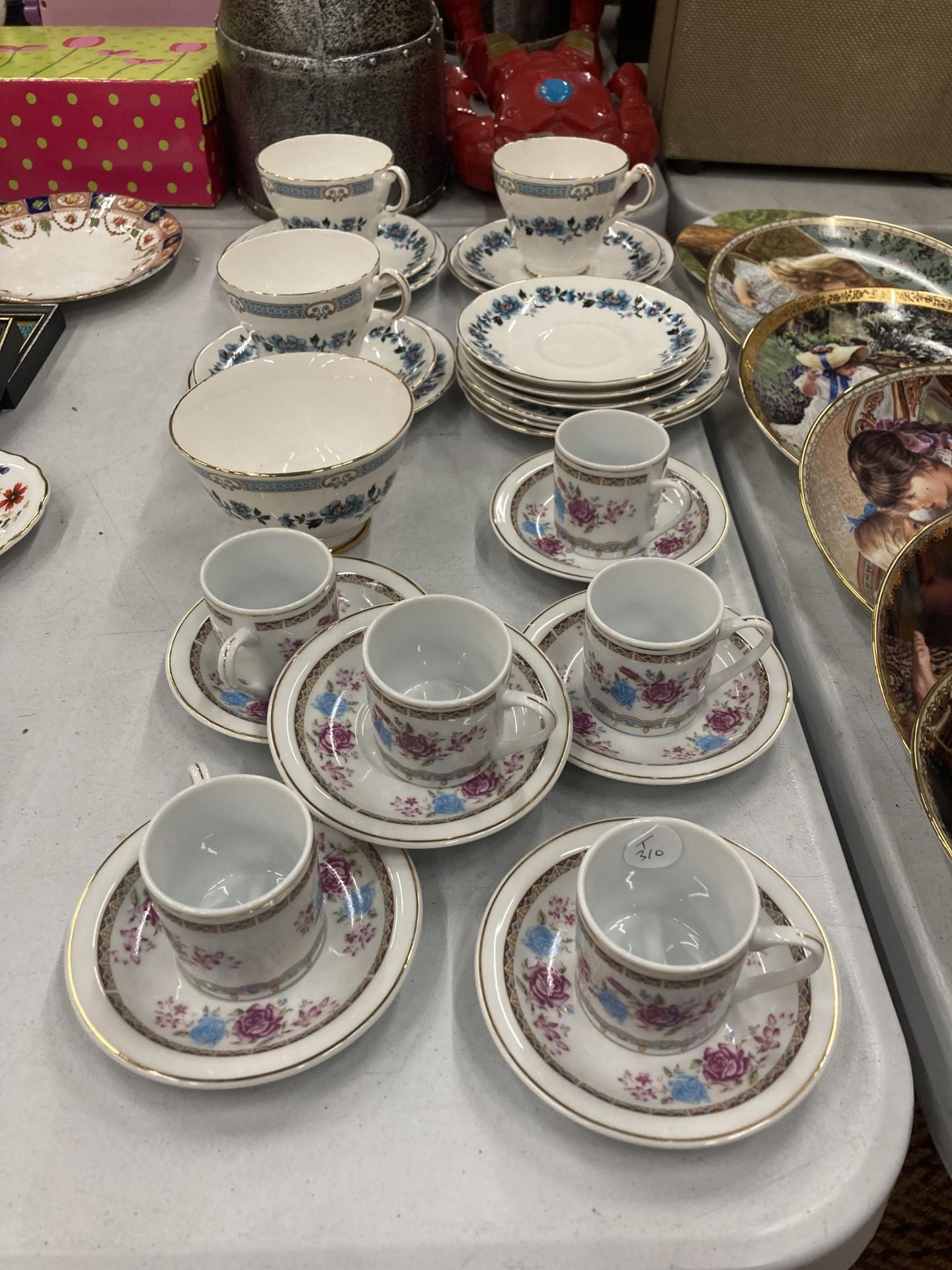 A QUANTITY OF CHINA CUPS AND SAUCERS PLUS A SUGAR BOWL