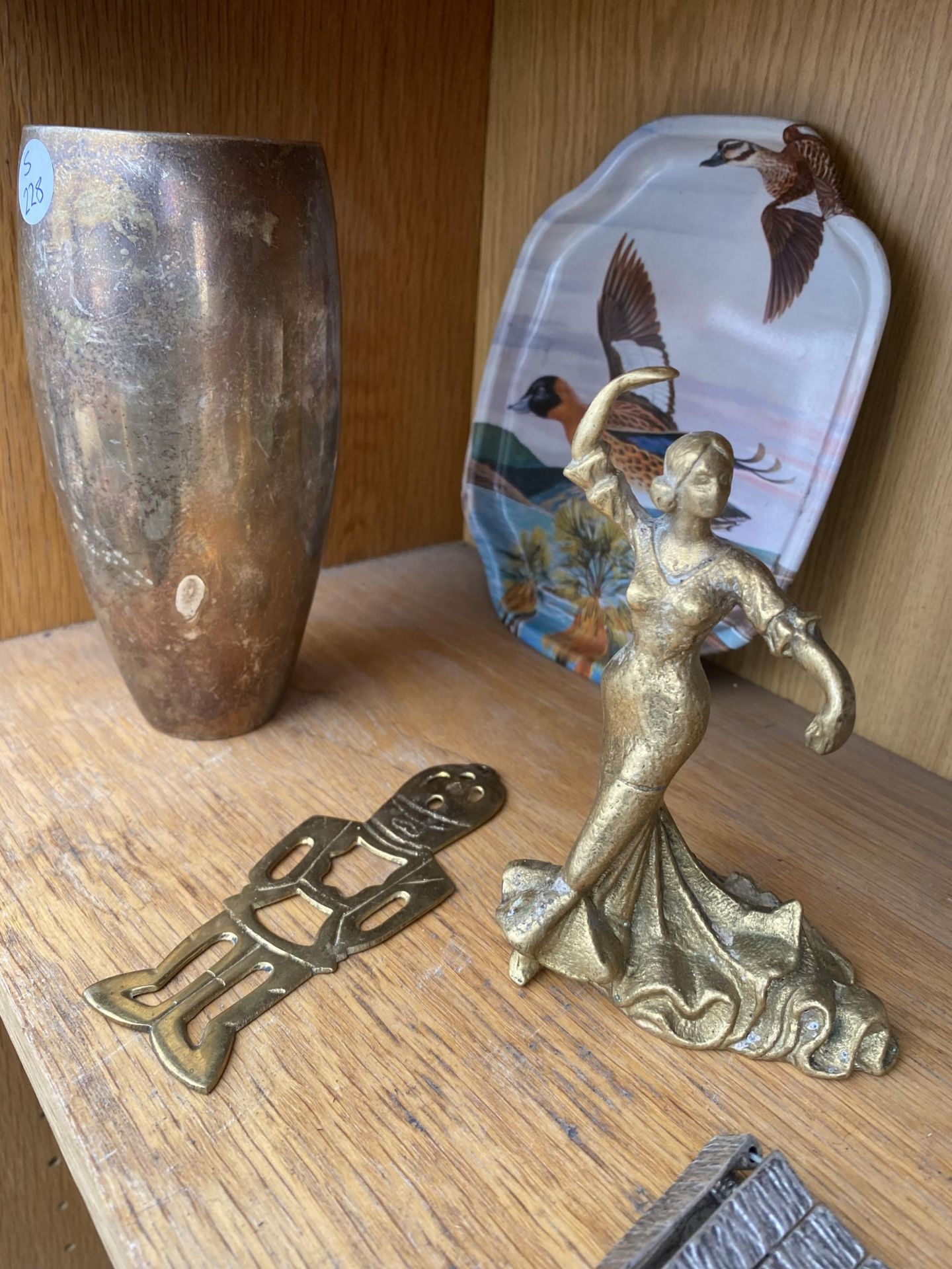 AN ASSORTMENT OF ITEMS TO INCLUDE TRAYS, A VASE AND BRASS FIGURES ETC - Image 2 of 2