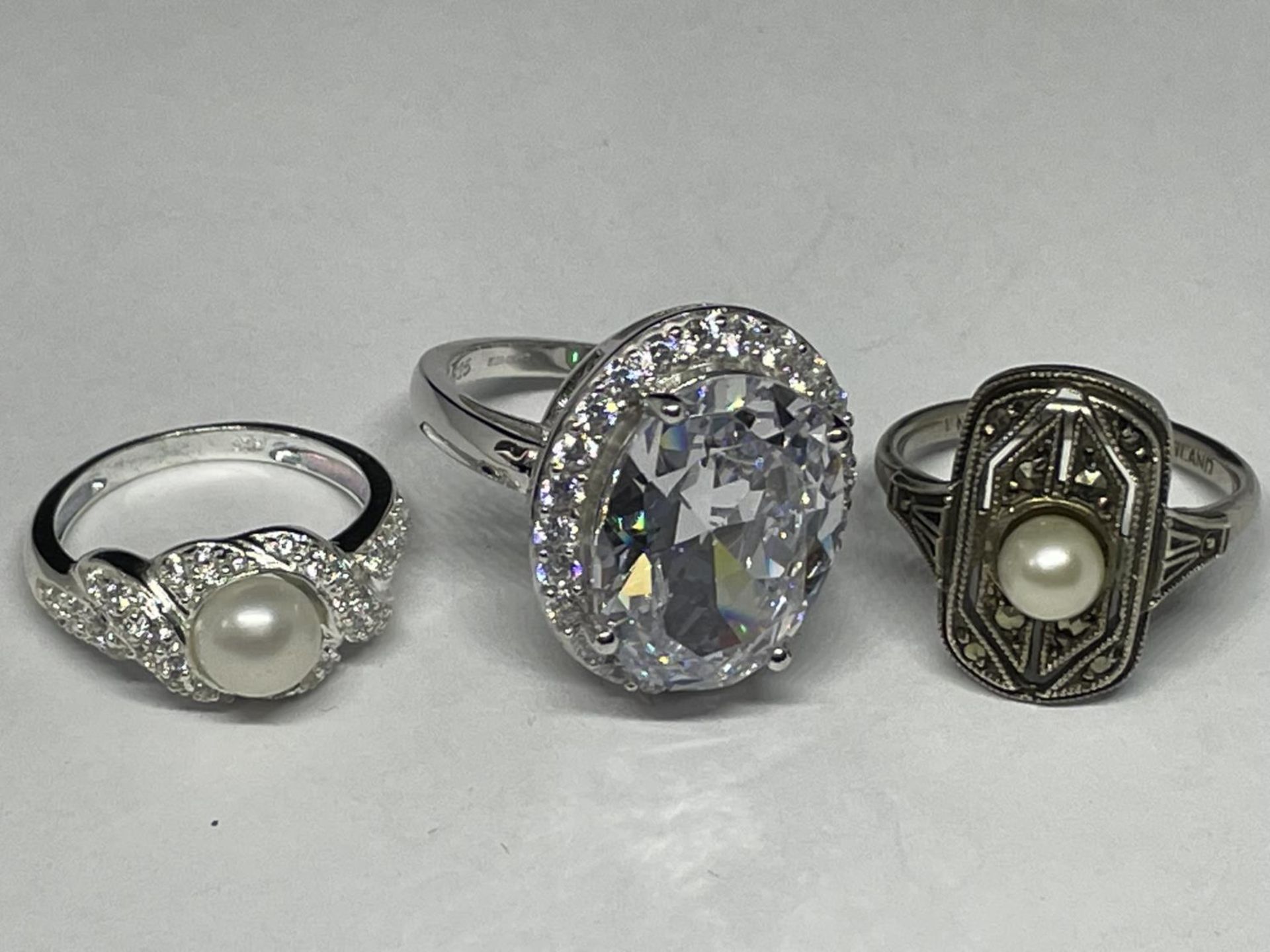 FIVE VARIOUS SILVER RINGS - Image 2 of 3