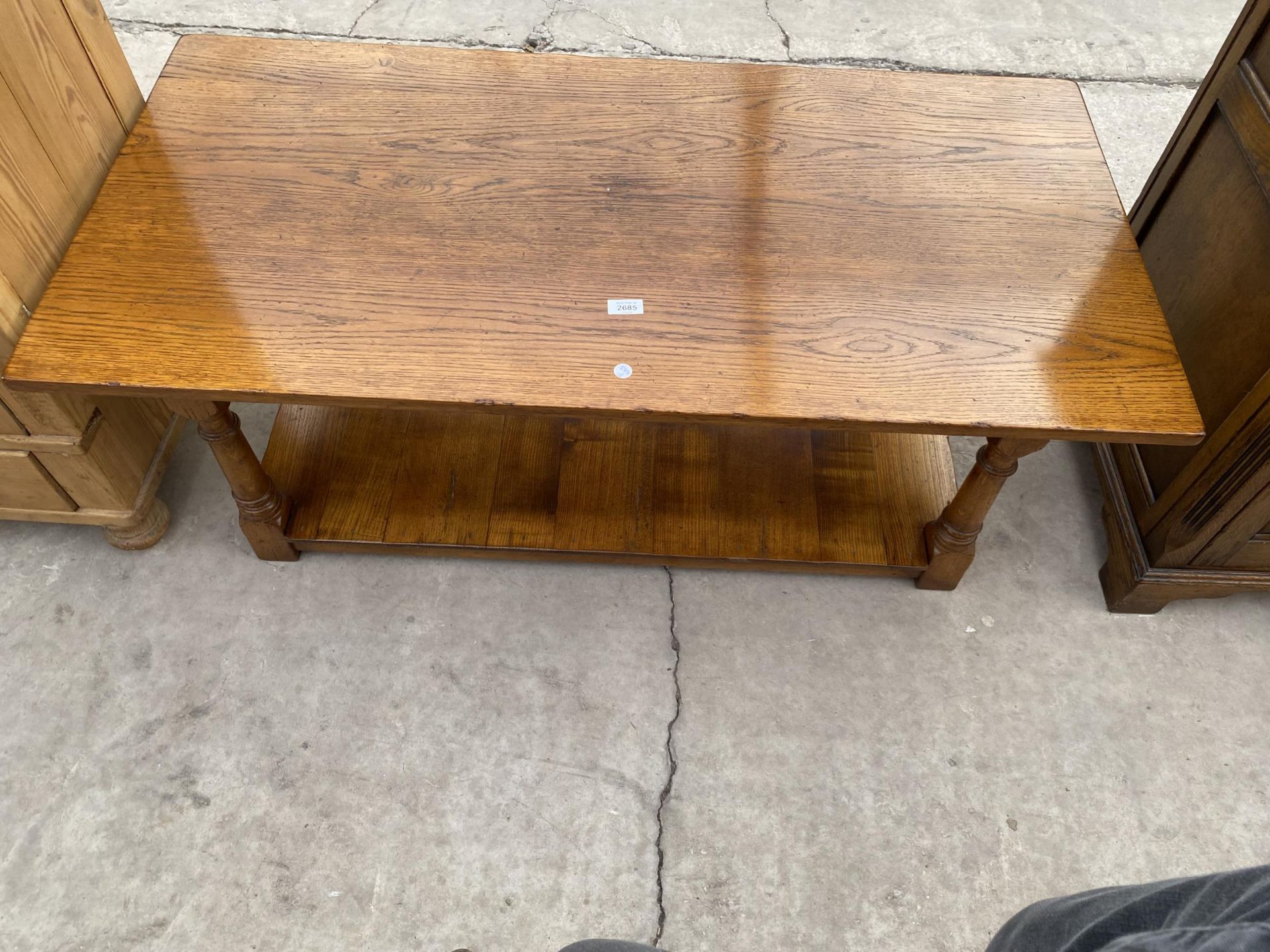 AN ANTIQUE STYLE OAK COFFEE TABLE WITH TWO TIERS, ON TURNED LEGS, 48X24"