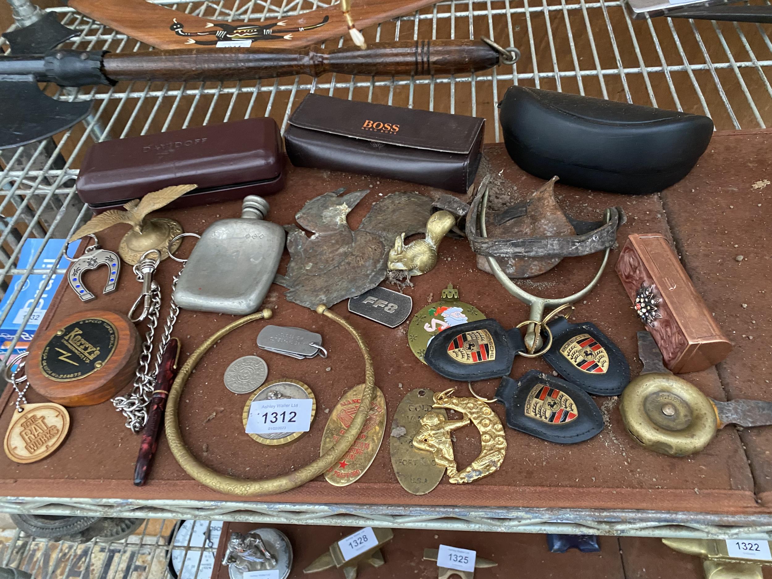 AN ASSORTMENT OF ITEMS TO INCLUDE A BRASS EAGLE, SUNGLASSES CASES AND KEY RINGS ETC - Bild 2 aus 6