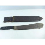 A WORLD WAR II MACHETTE AND SCABBARD, 37CM BLADE, STAMPED MARTINDALE 1945