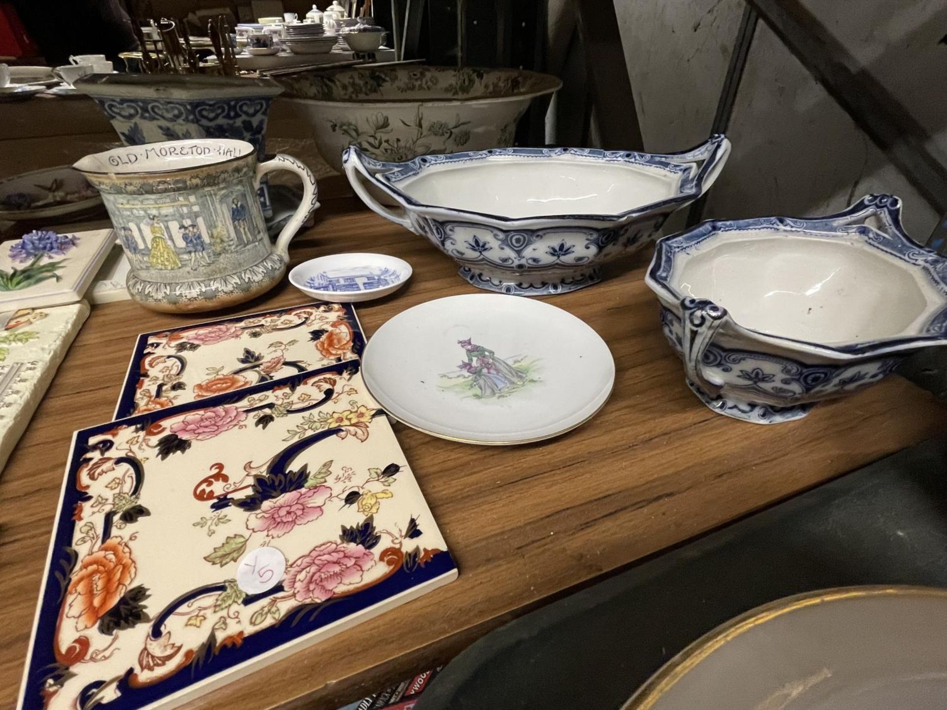 A QUANTITY OF CERAMIC ITEMS TO INCLUDE A LARGE WASHBOWL - A/F, F & SONS DUDLEY SERVING DISHES, A - Bild 2 aus 3