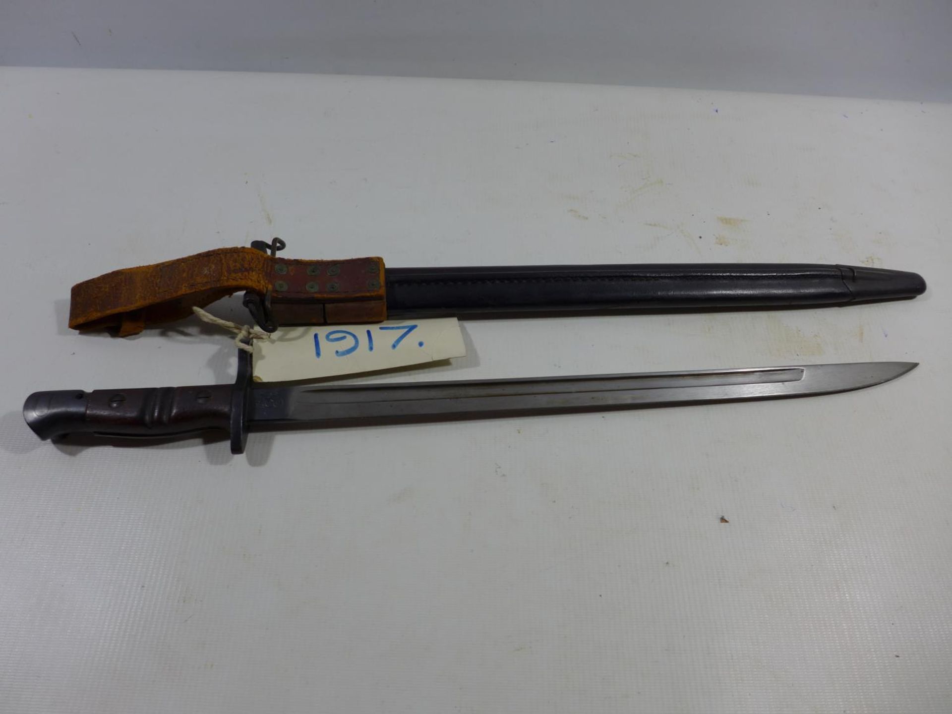 A WORLD WAR I UNITED STATES REMINGTON BAYONET AND SCABBARD, 43CM BLADE, DATED 1917 - Image 2 of 6