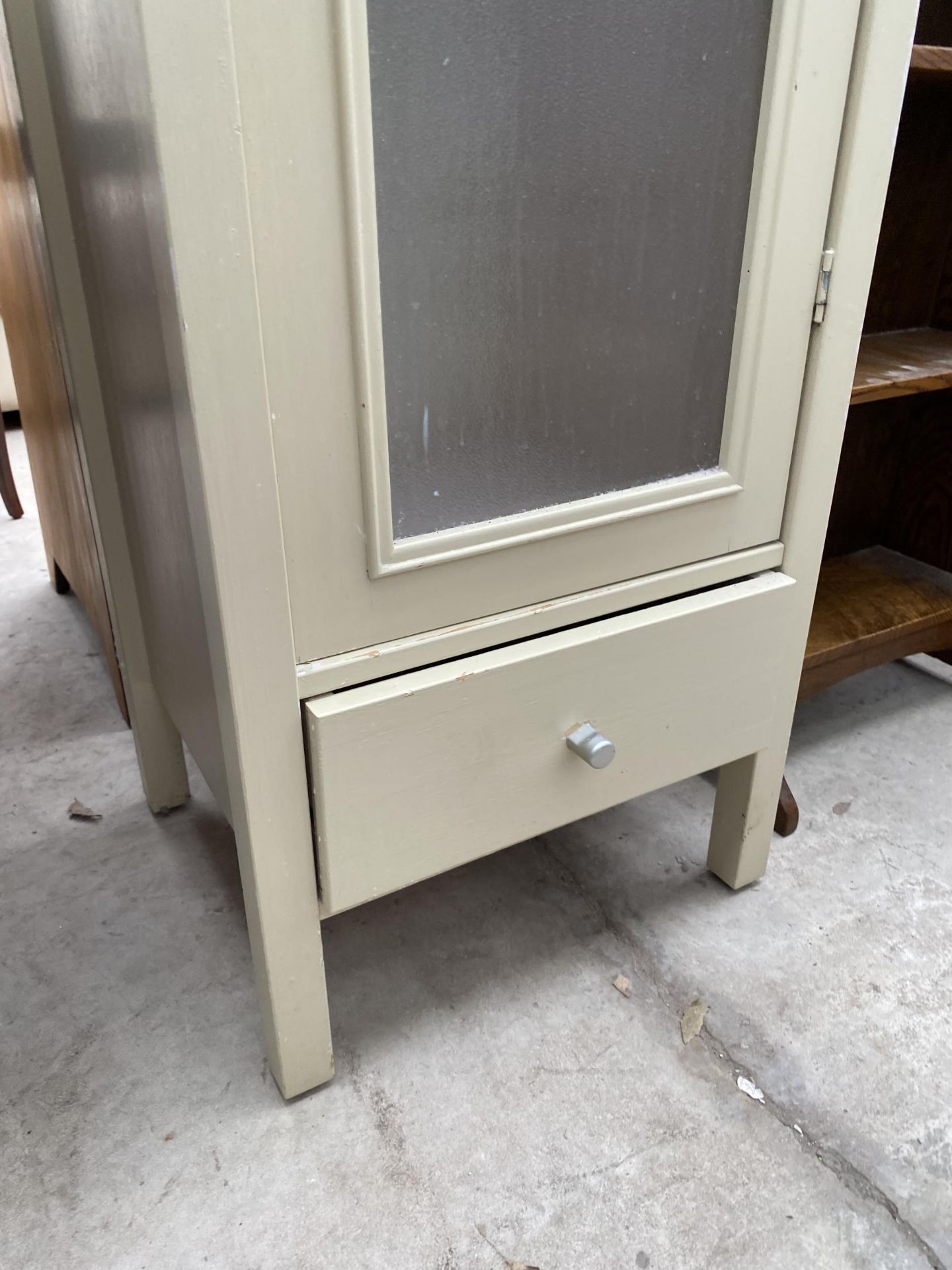 A MODERN GLASS FRONTED PAINTED CABINET WITH GALLERY BACK AND DRAWER TO THE BASE, 17" WIDE - Image 3 of 4