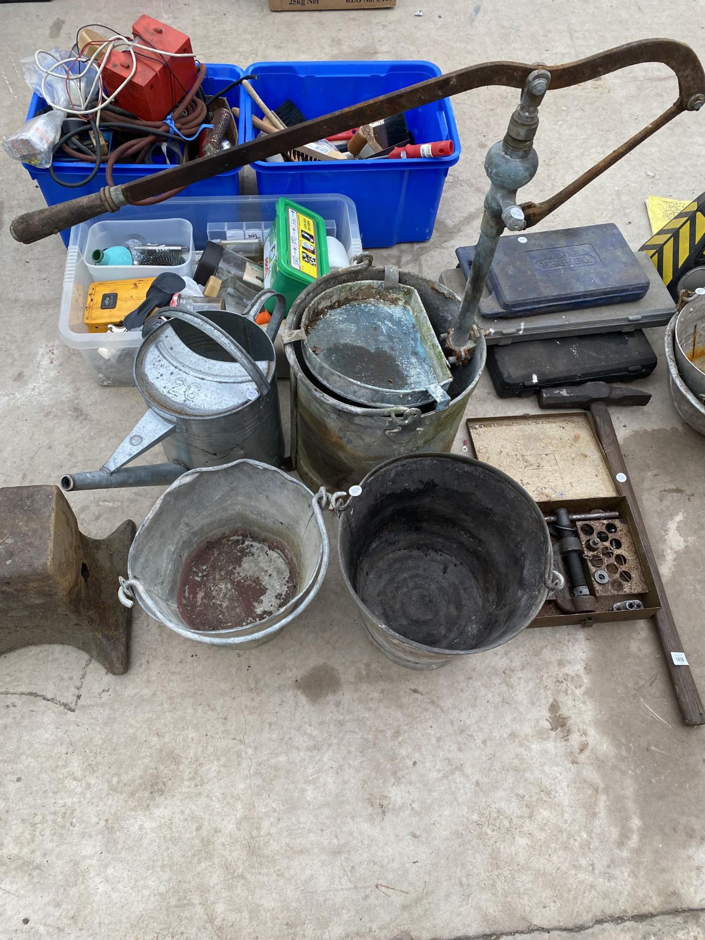 AN ASSORTMENT OF GALVANISED ITEMS TO INCLUDE TWO BUCKETS AND A WATERING CAN