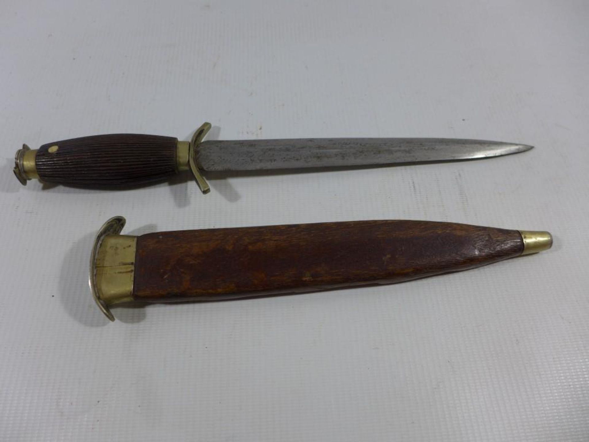 AN UNUSUAL KNIFE AND SCABBARD, 20.5CM BLADE - Image 2 of 5