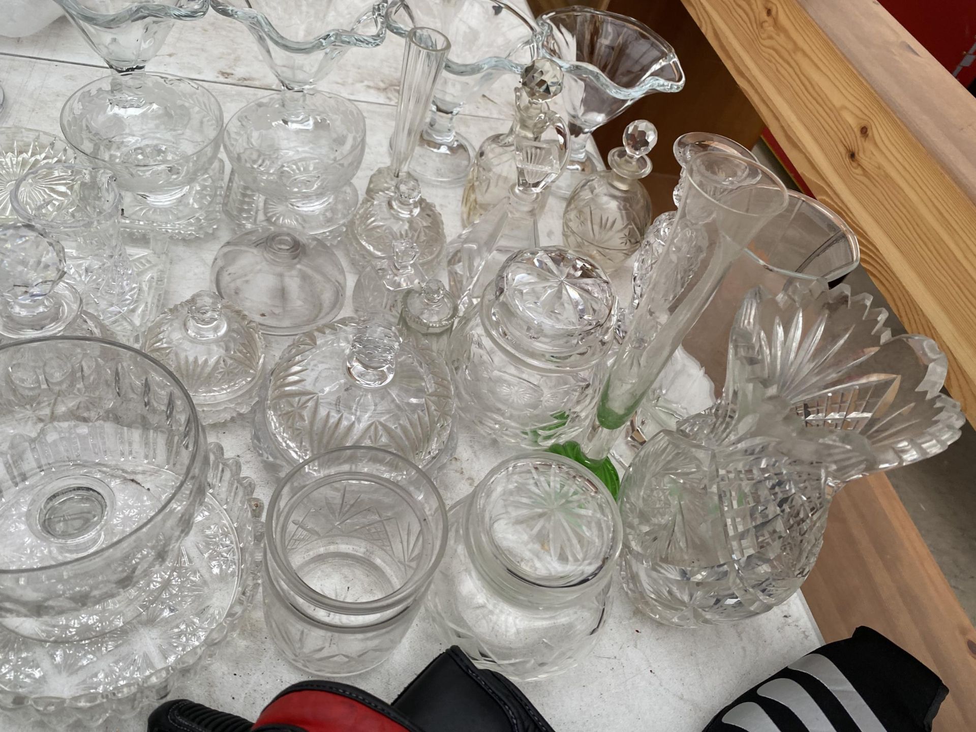 AN ASSORTMENT OF GLASS WARE TO INCLUDE VASES AND DESSERT BOWLS ETC - Image 2 of 2