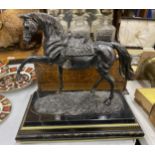 A BRONZE EFFECT RESIN MODEL OF A RACE HORSE ON WOODEN AND BLACK MARBLE BASE, LENGTH 31CM