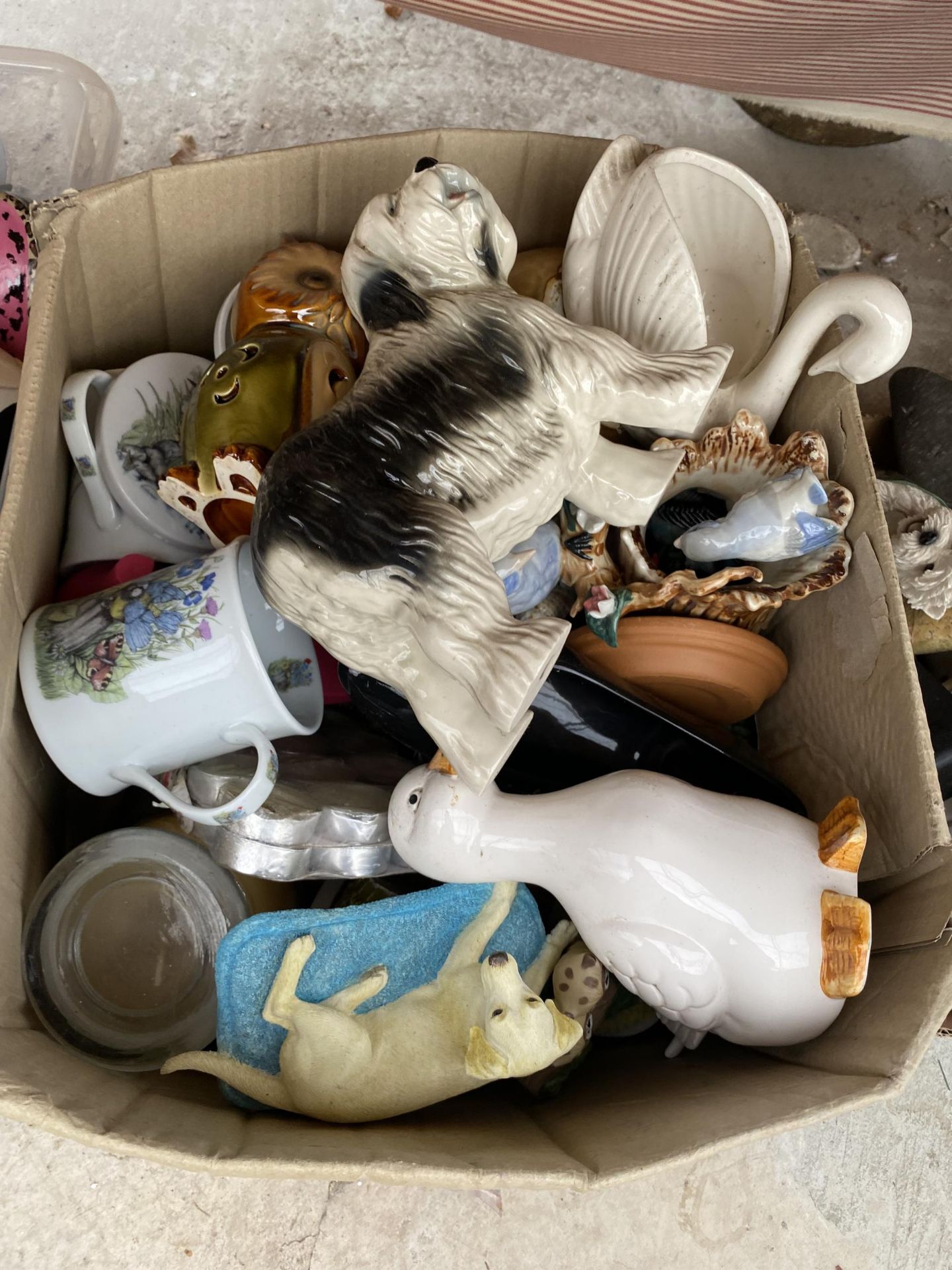 A LARGE ASSORTMENT OF CERAMIC ANIMAL FIGURES TO INCLUDE CATS AND CHICKENS ETC - Image 3 of 5