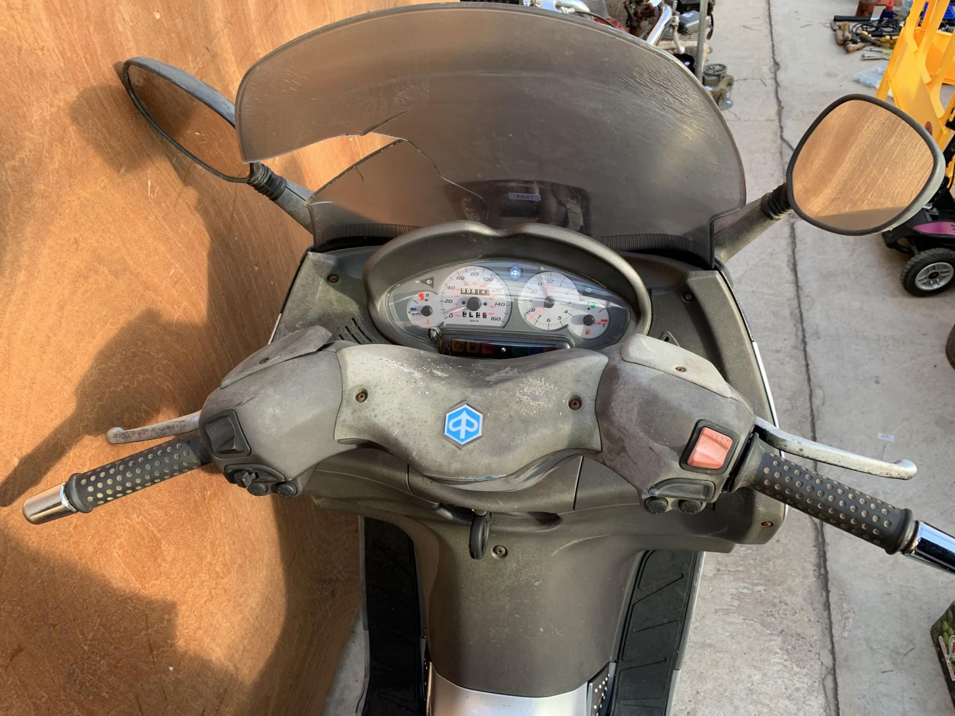 A PIAGGIO SCOOTER SOLD AS SEEN WITH NO PAPERWORK OR KEY AND DAMAGE TO THE LEFT HAND SIDE - Image 4 of 7